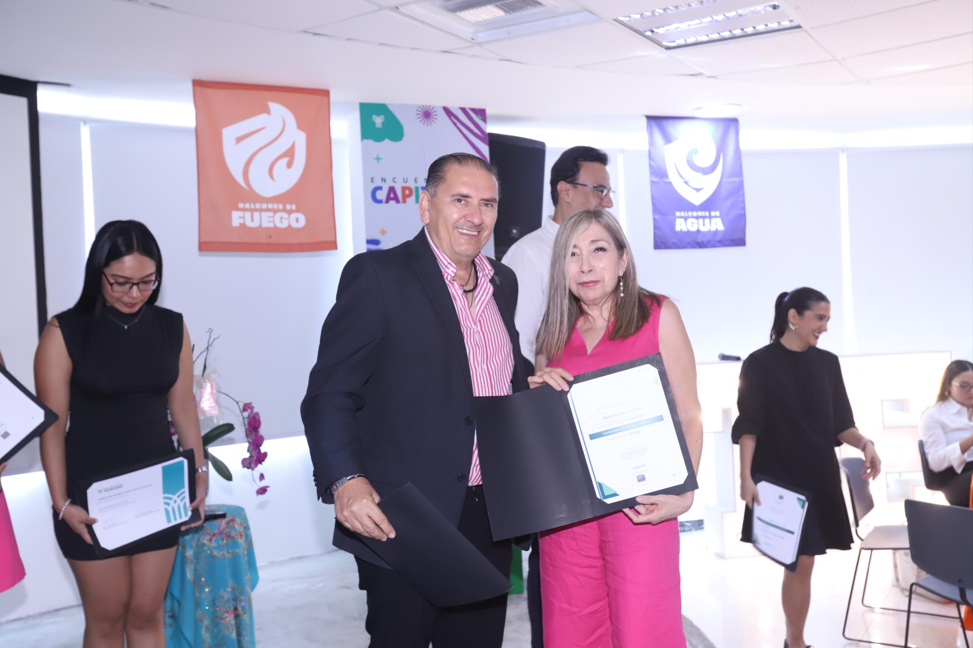 $!Blanca Brito Recibe reconocimiento de manos de Óscar García.