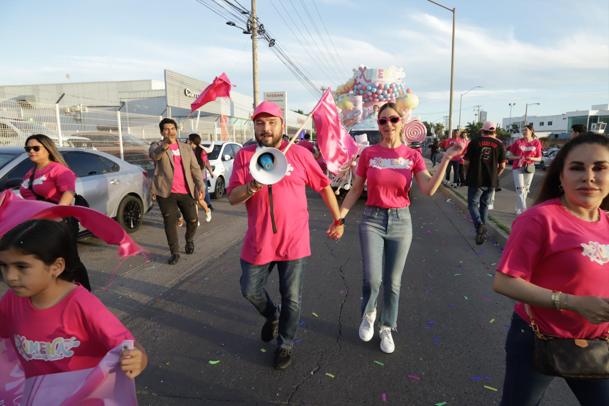 $!Poncho Lizárraga, líder de la Banda El Recodo, en total apoyo a su pequeña Ximena, quien contiende por la corona de Reina Infantil. Aquí junto a su esposa, Celia Correa.