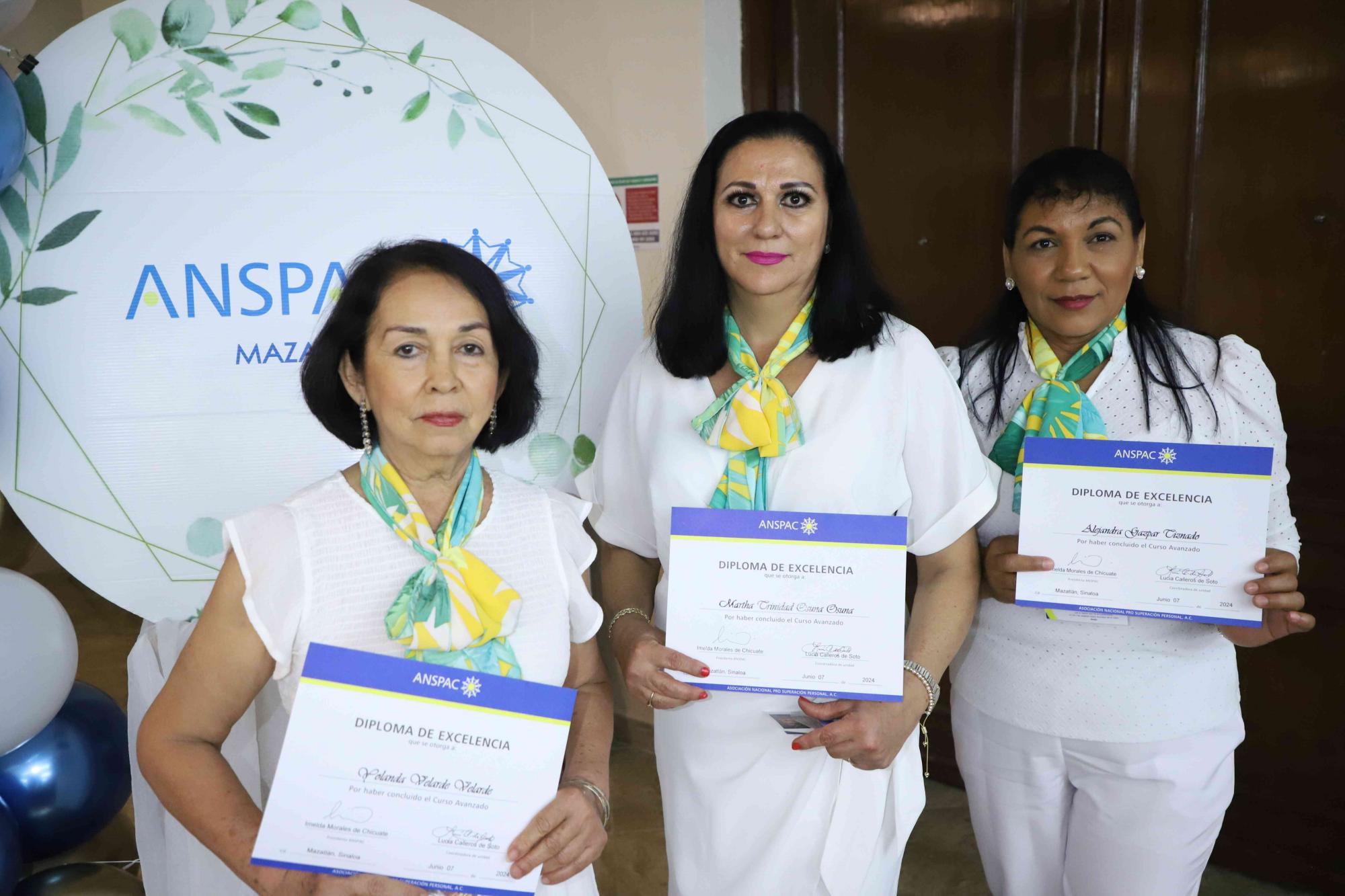 $!Yolanda Velarde, Martha Trinidad Osuna y Alejandra Gaspar, de la Unidad de la Comunidad de El Salto con sus diplomas.