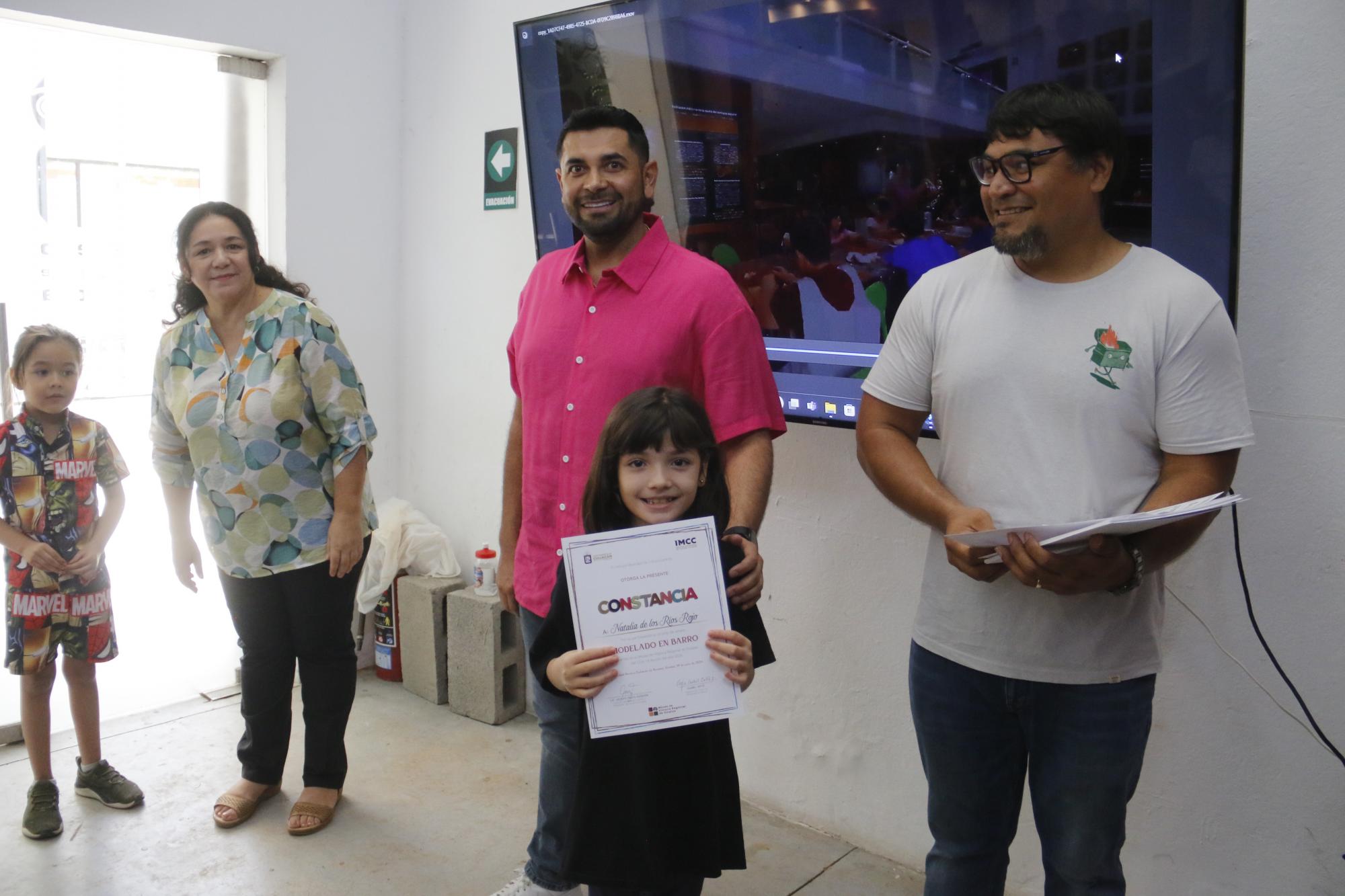 $!Los pequeños recibieron su diploma de participación.