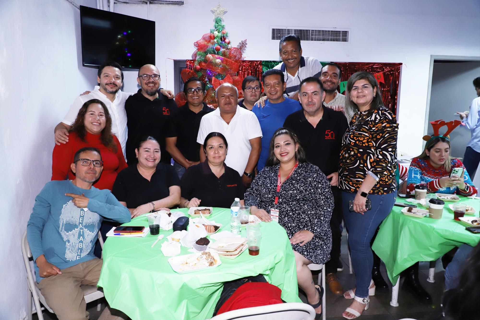 $!Adrián López Ortiz y María de Jesús Urías junto a integrantes del equipo de la Redacción Noroeste Mazatlán.