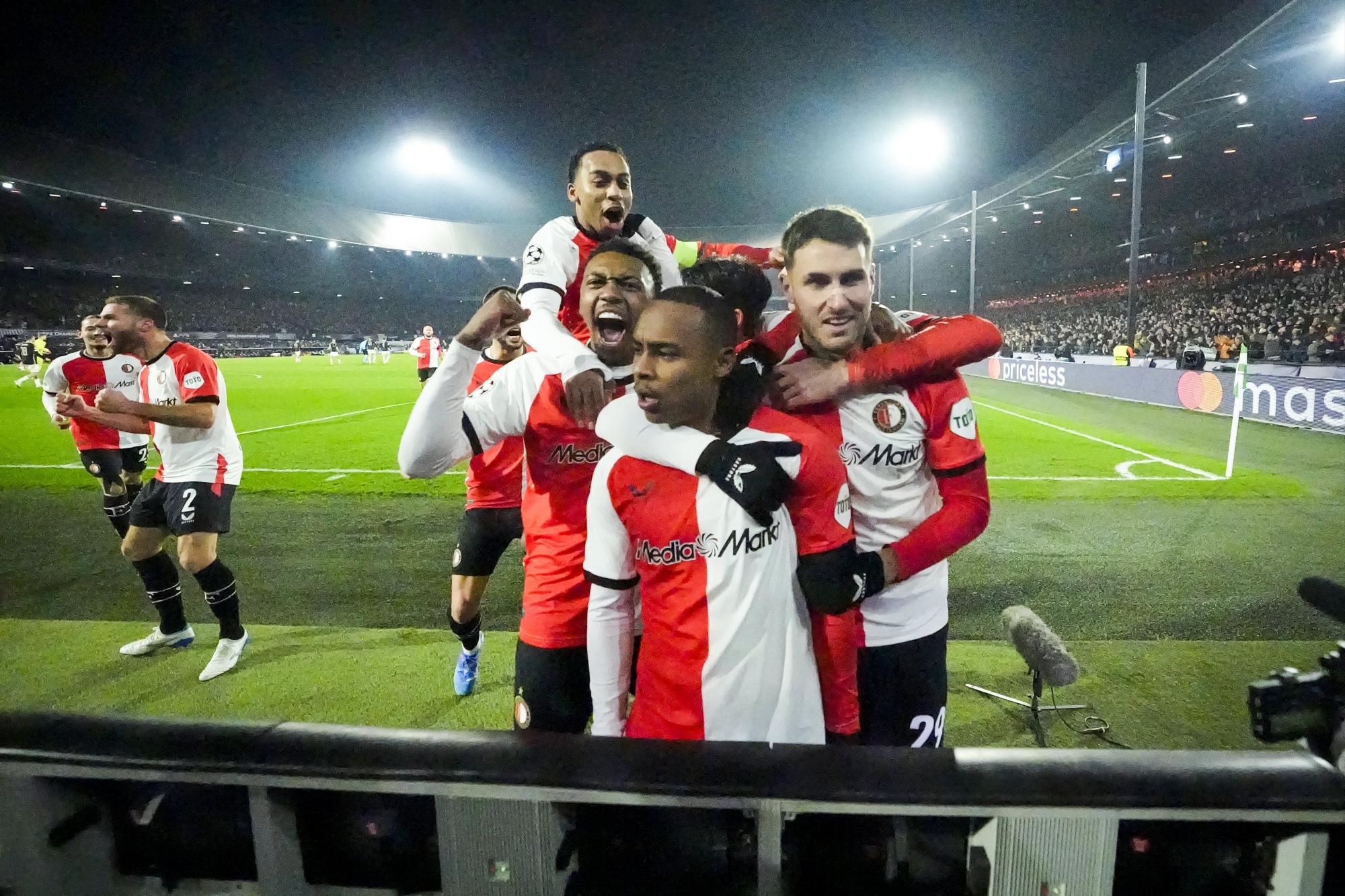 $!Santiago Giménez brilla con un gol y asistencia en victoria del Feyenoord en Champions League