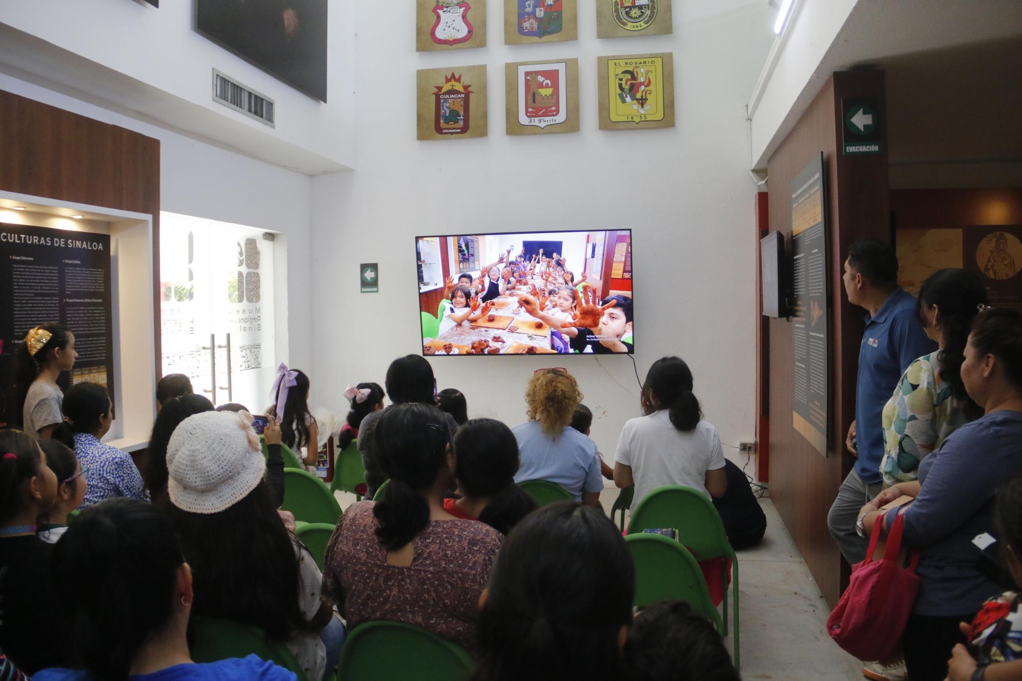 $!Los papás pudieron observar en un video que se proyectó, lo que sus hijos hicieron durante el taller