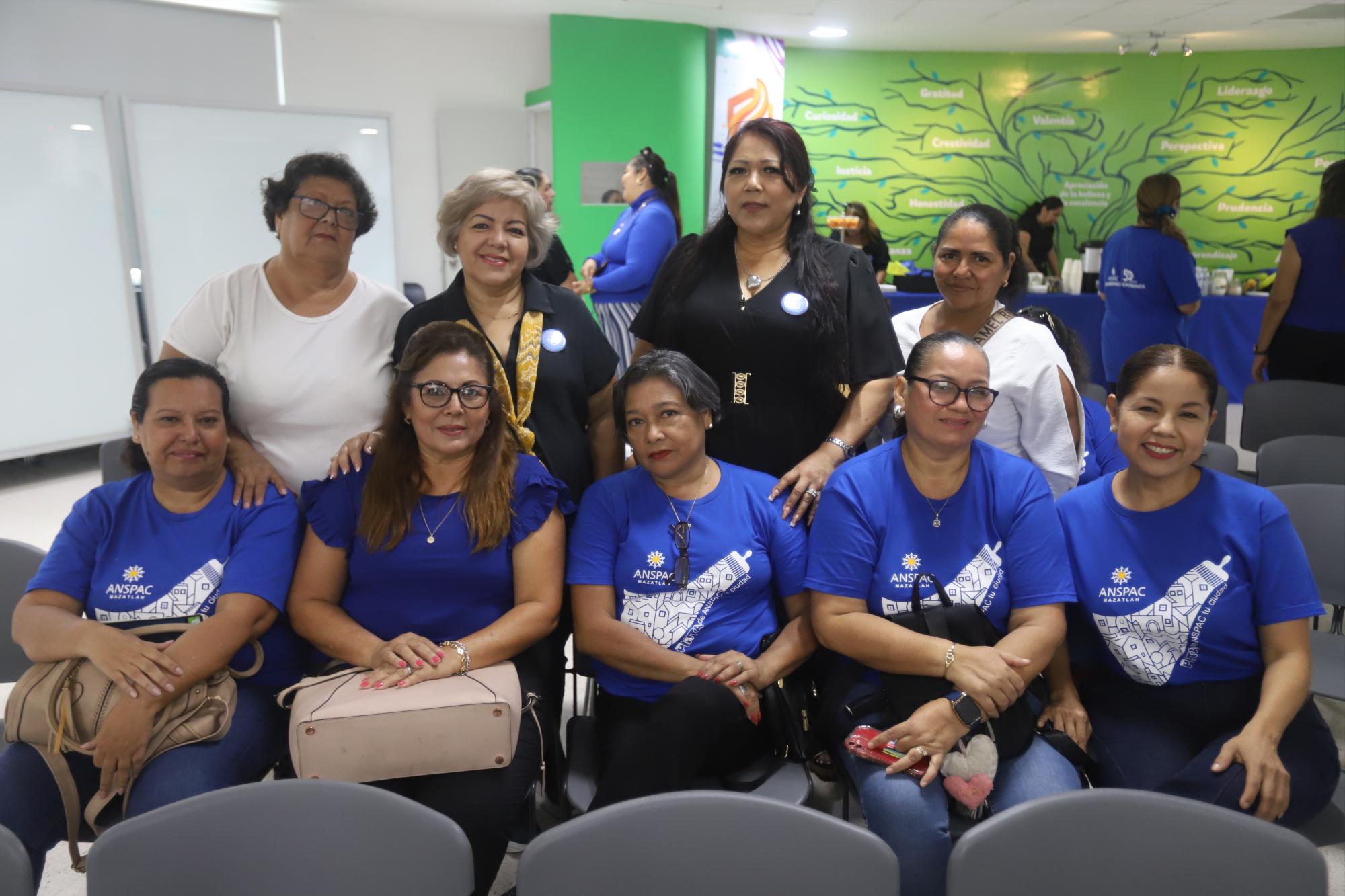 $!Luz del Carmen Gil, Lolys Valenzuela, Zobeida Félix, Ana Isabel Núñez, Mireya Aguiluz, Rosa Isela Arellano, Hortesia Guerra, Mary Brambila y Fabiola Serrano.