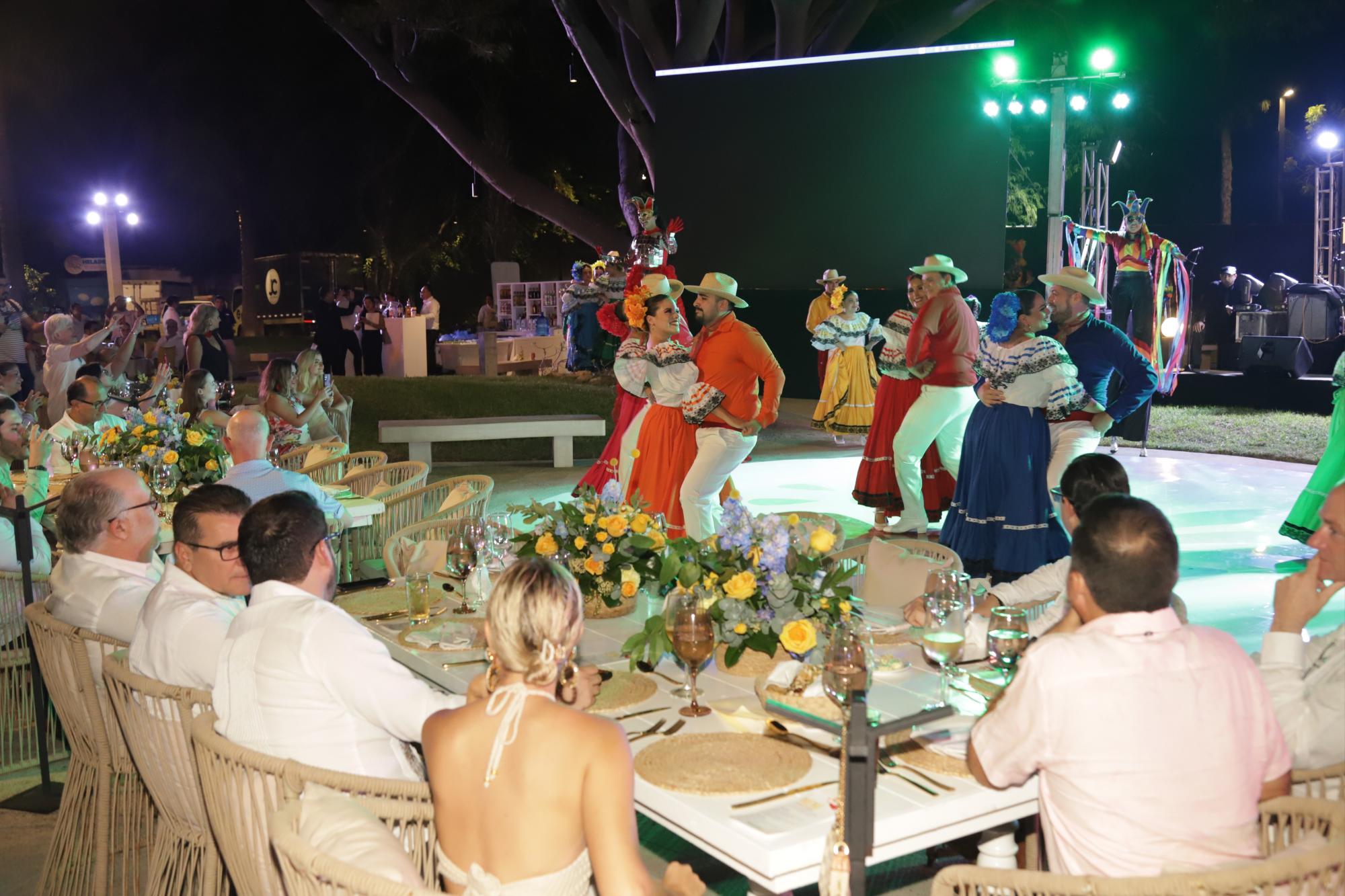 $!Los visitantes disfrutaron de coreografías que brindó el Ballet Folklórico de Cultura en la cena de gala.