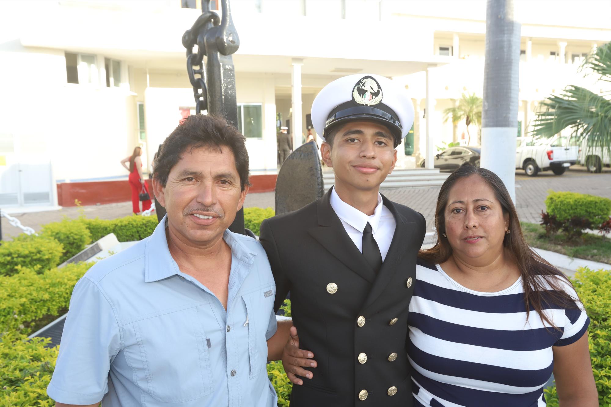 $!Rogelio Flores entre sus padres, Rafael Flores e Imelda Rodríguez.