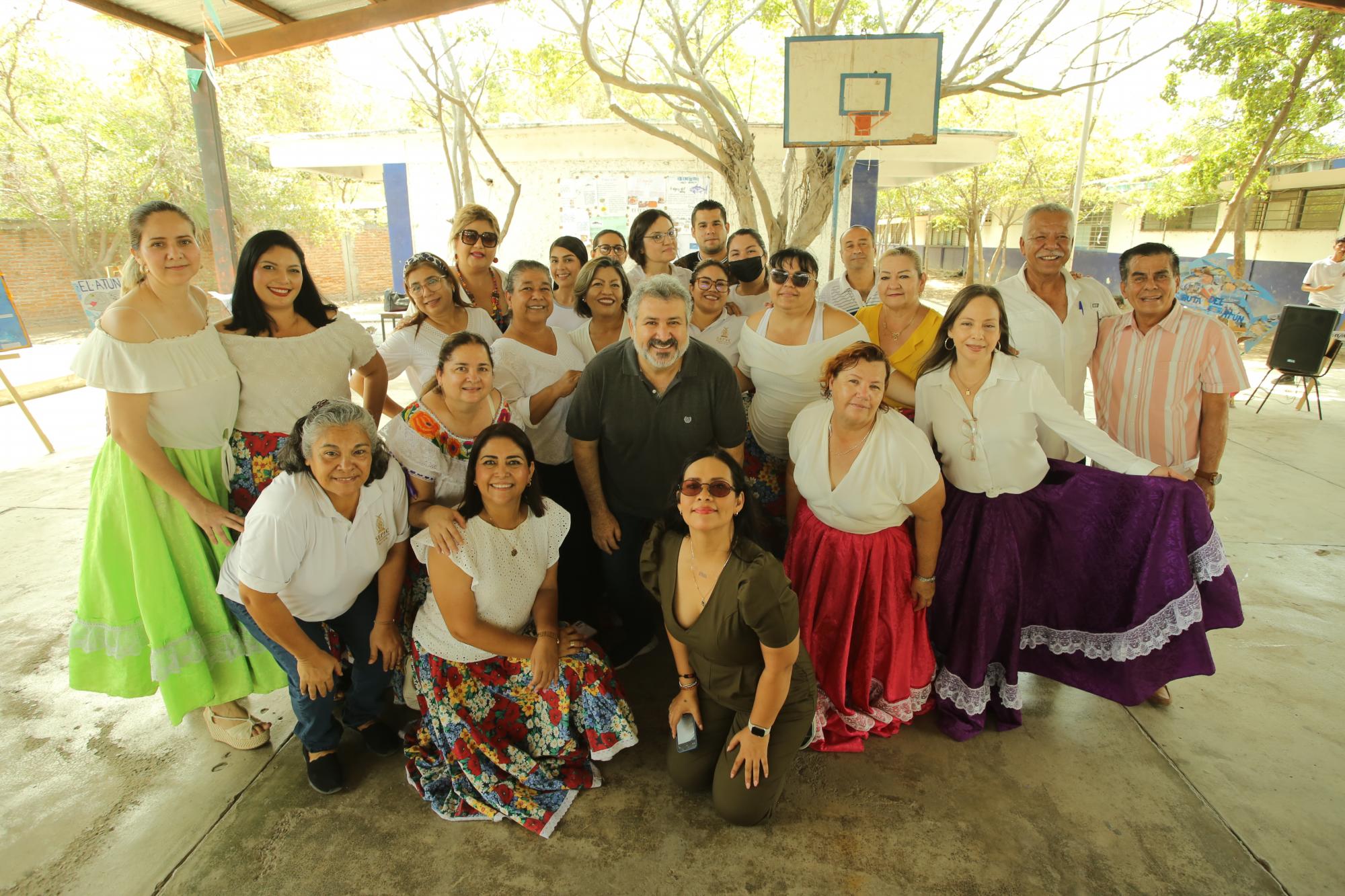 $!Los profesores presentaron también algunos bailes de la región.