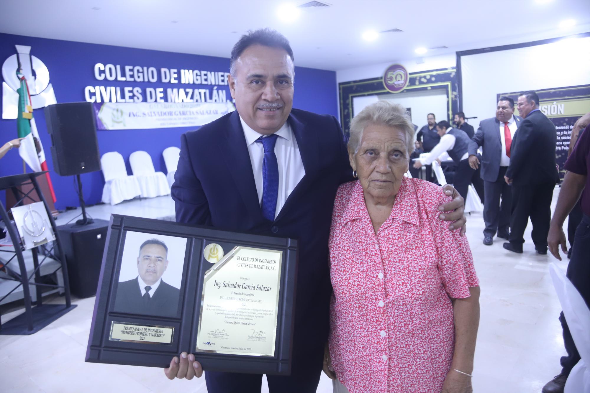 $!García Salazar con su mamá Raquel Salazar.