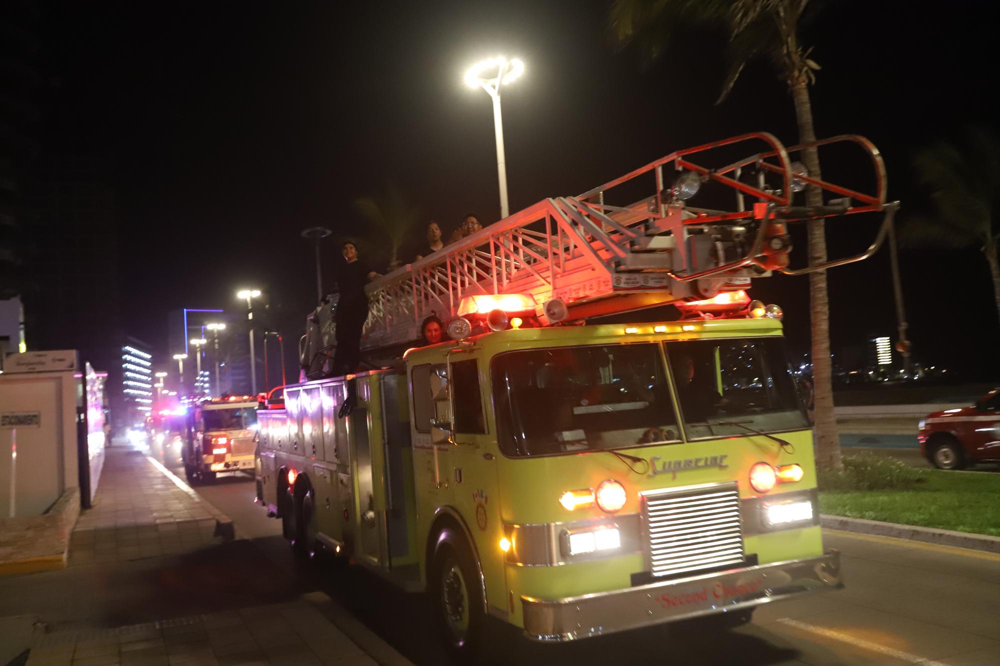 $!Los bomberos realizaron su tradicional desfile.