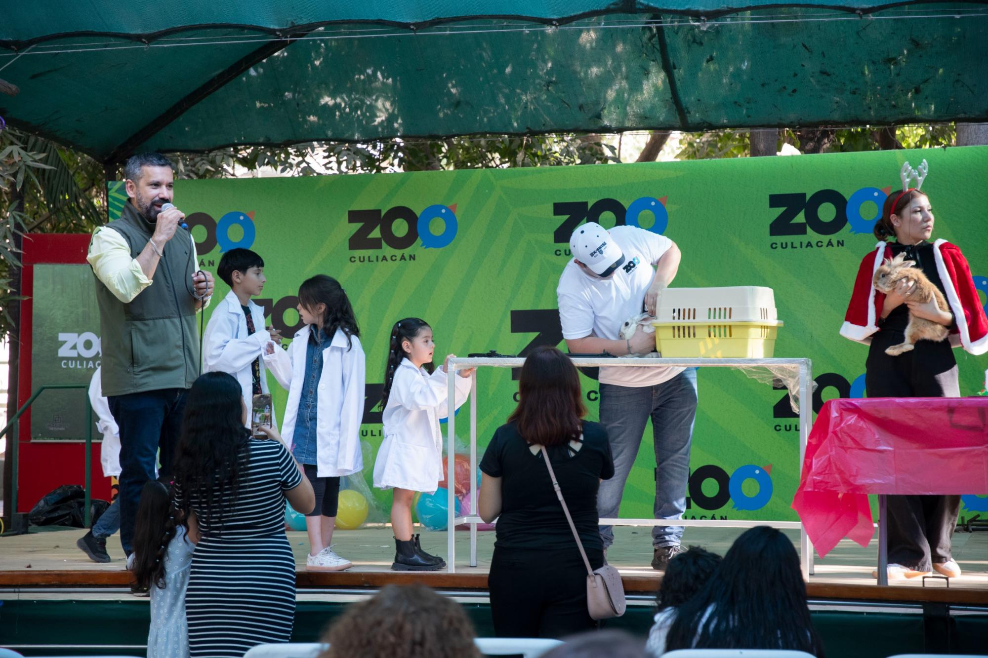 $!José María Casanova Rodríguez, director del Zoológico invitó a los niños a conocer algunas especies.