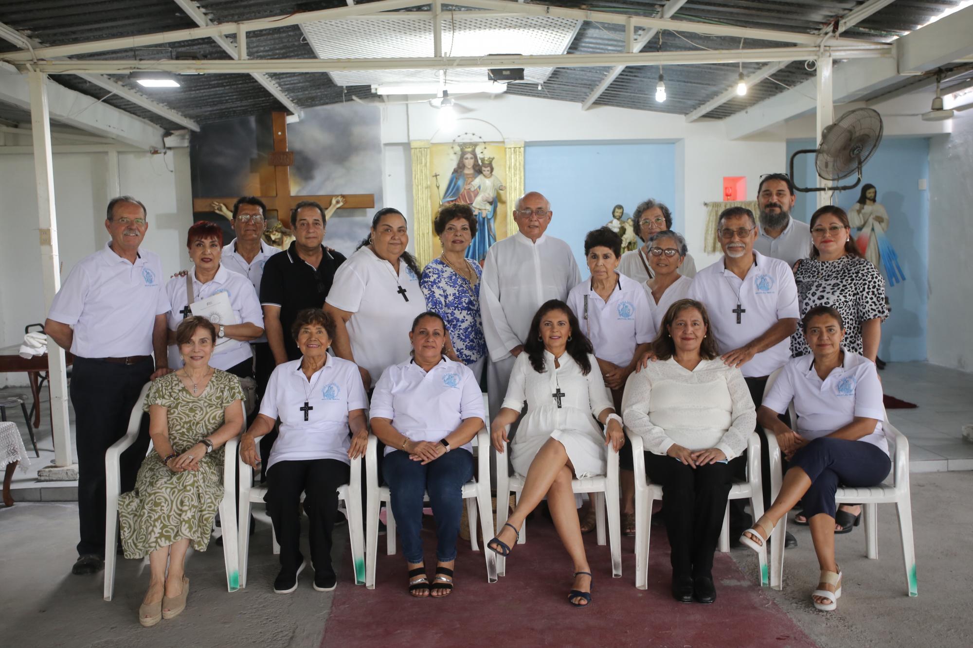 $!El Padre Amador entre los integrantes de la Comunidad al servicio de la Capilla Maria Auxiliadora.