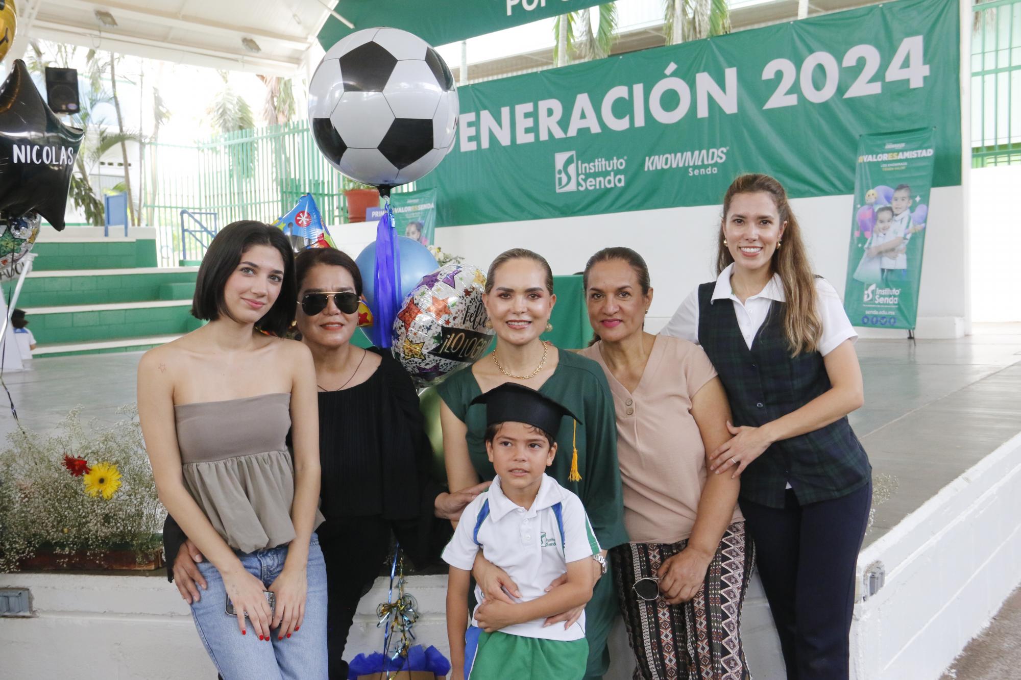 $!La familia Castrejón García Inda con el pequeño Miguel Antonio.