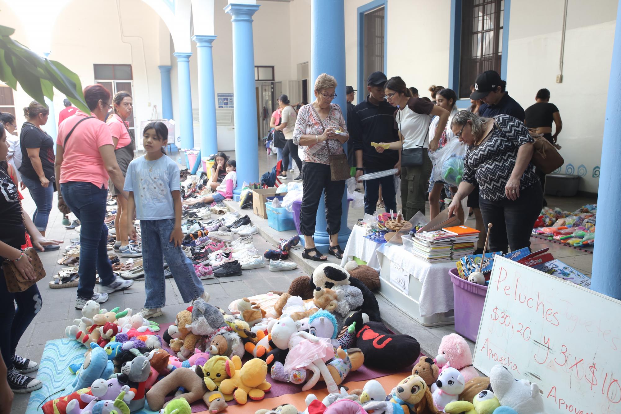 $!Personas solidarias asistieron a la actividad que fue organizada por el patronato que encabeza Gabriela Ramírez.