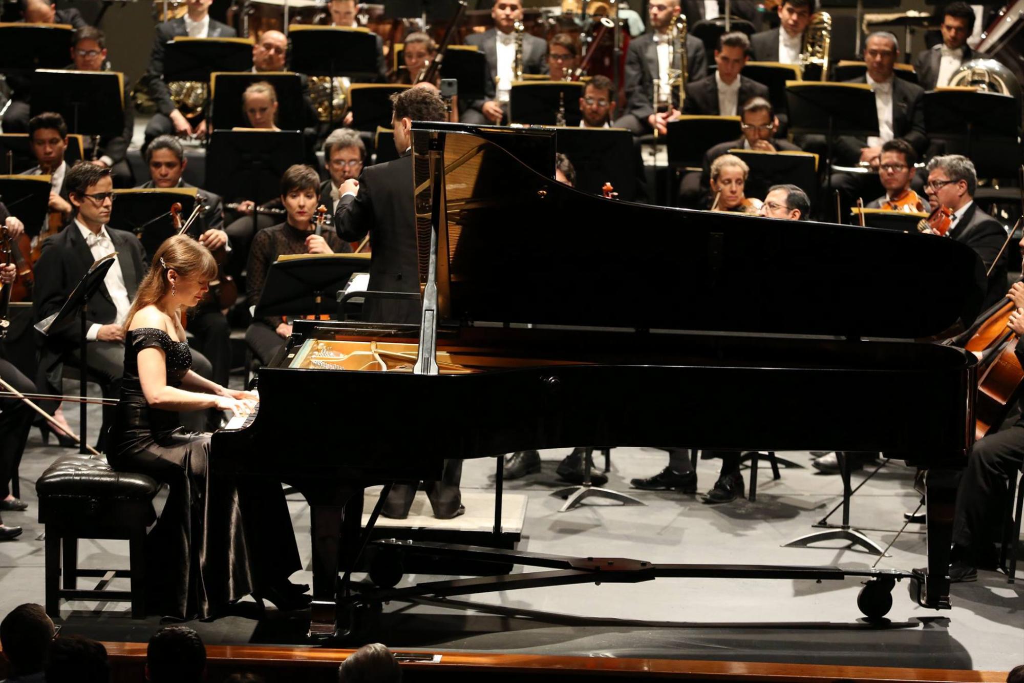 $!La primera pianista del mundo Ana Fedorova estuvo en Culiacán tocando con la OSSLA bajo la dirección de Miguel Salmon del Real.