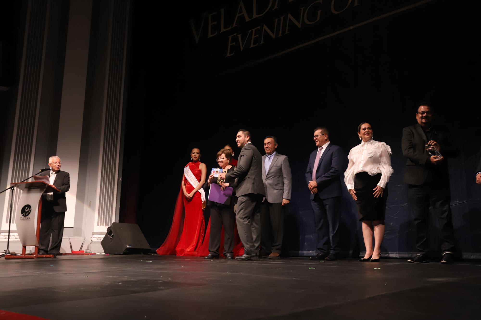 $!Iván Tostado Ramírez, vicerrector de la UAS en la Zona Sur, hace entrega de su premio en efectivo.