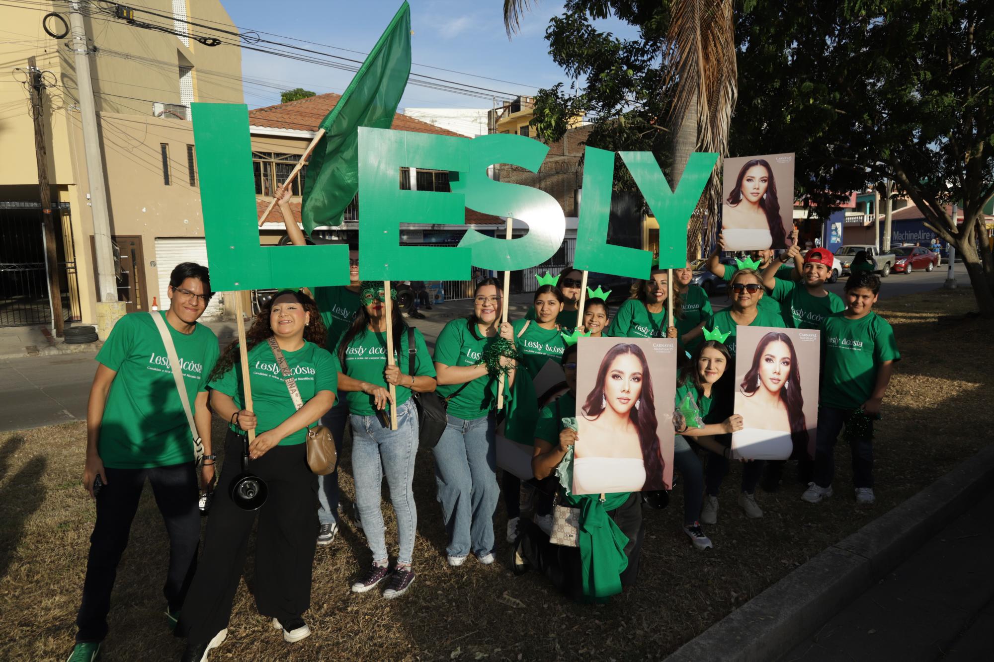 $!La porra de Lesly Acosta llegó desde temprano para participar en la primera caravana carnestolenda.