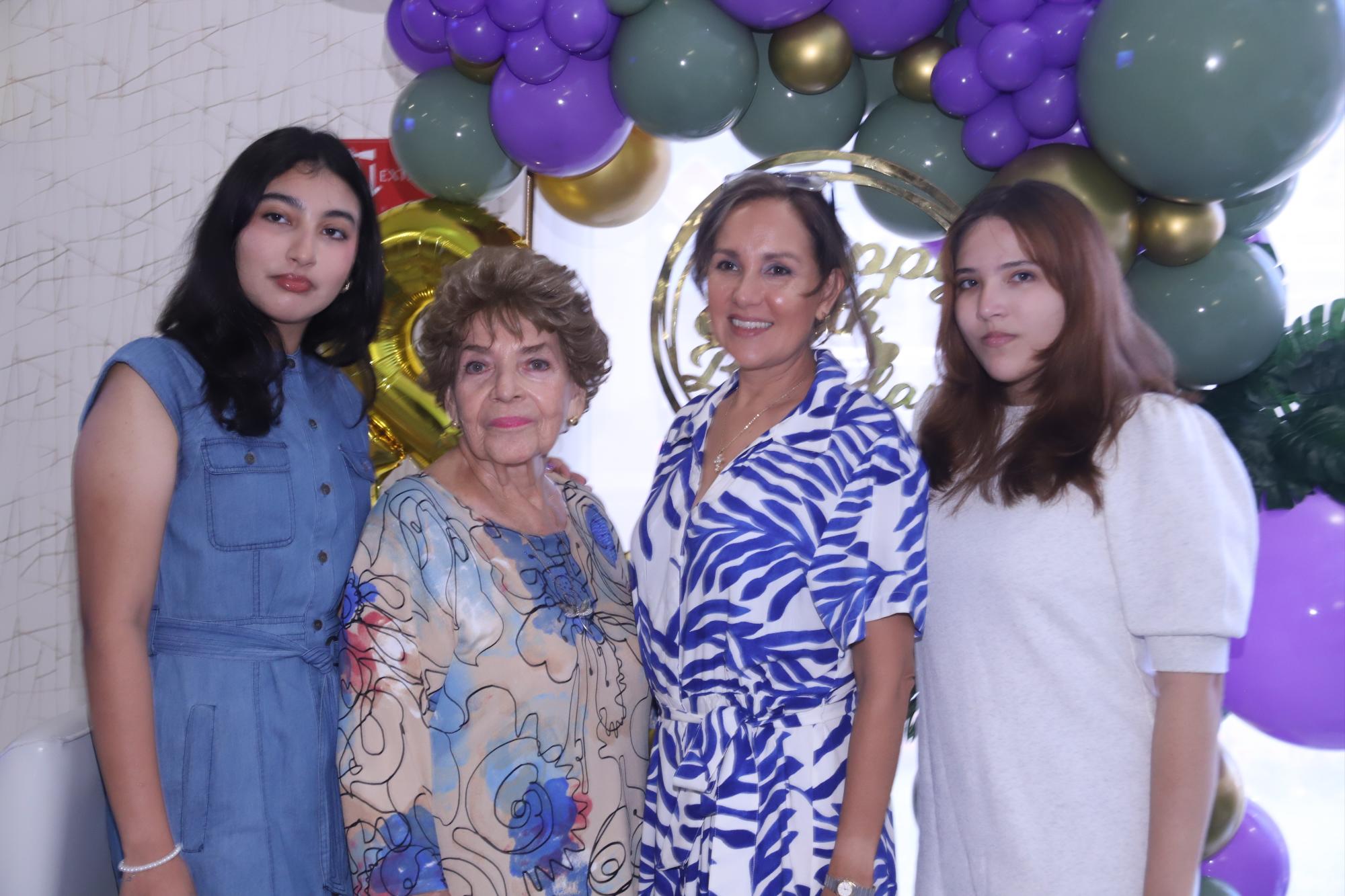 $!Mauria Aispuro y sus hijas Sara y Mauria Javer con la cumpleañera.