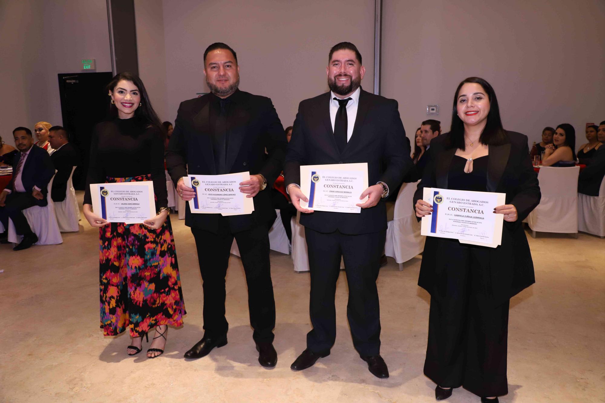 $!En la velada se tomó protesta a cuatro nuevos abogados,Valeria Haro, Jesús Alejandro López, Omar Verdugo y Gabriela Zúñiga.