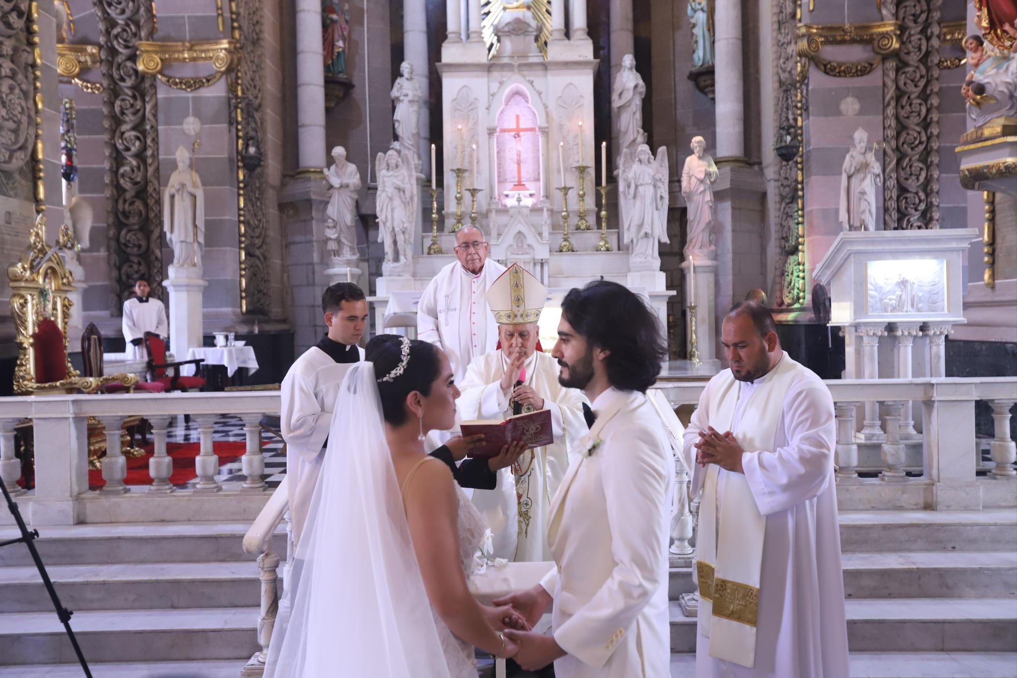 $!El Obispo Mario Espinosa Contreras al momento de bendecir el matrimonio de los enamorados.