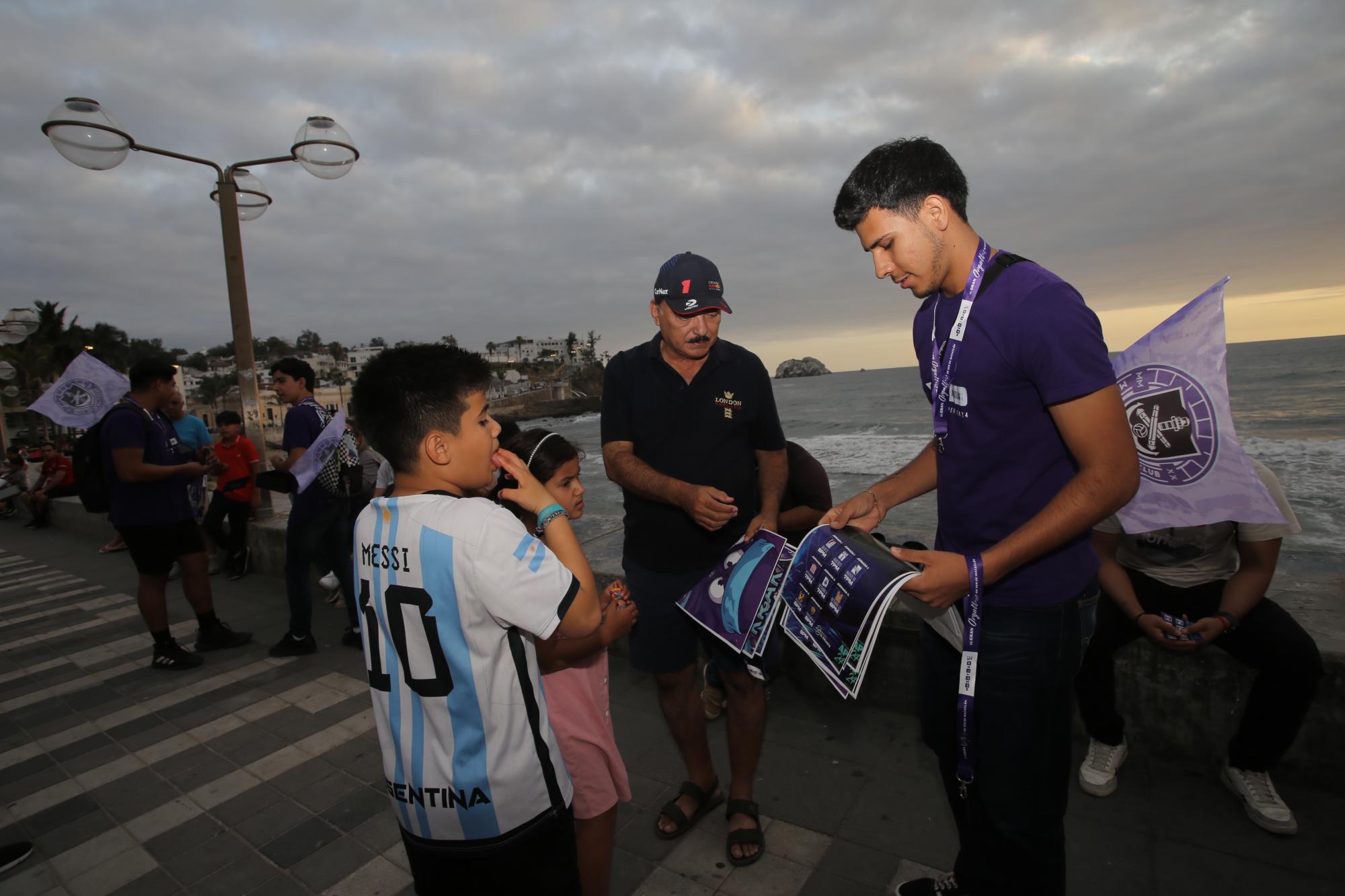 $!Staff de Mazatlán FC regala calendarios en un recorrido que tuvieron por Olas Altas.