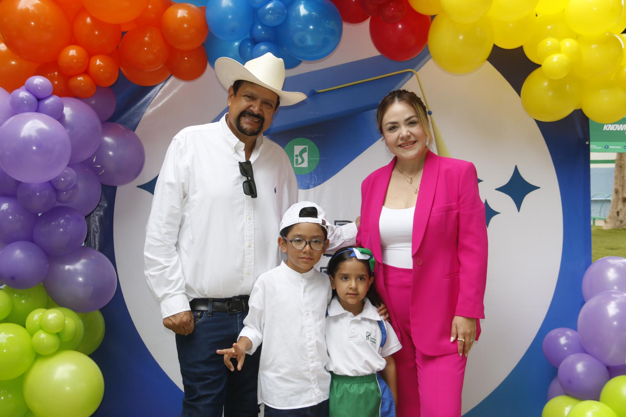 $!Serapio Vargas y Alicia Valverde con los pequeños Narciso y Miranda Vargas.