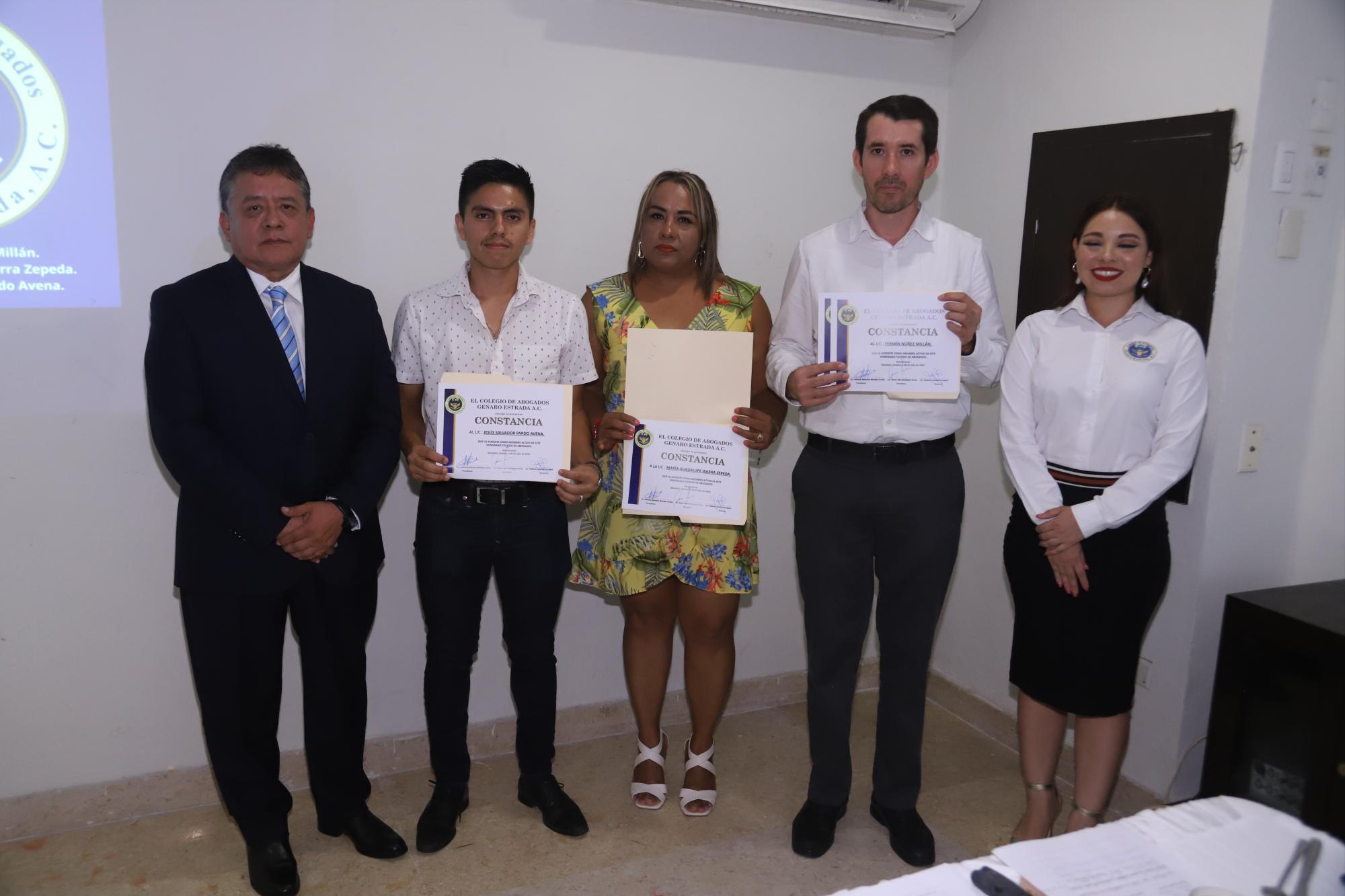 $!Los nuevos integrantes del colegio Jesús Salvador Pardo Avena, María Guadalupe Ibarra Zepeda y Fermín Núñez Millán entre Jorge Pérez Cerón y Adriana Berenice Morales.