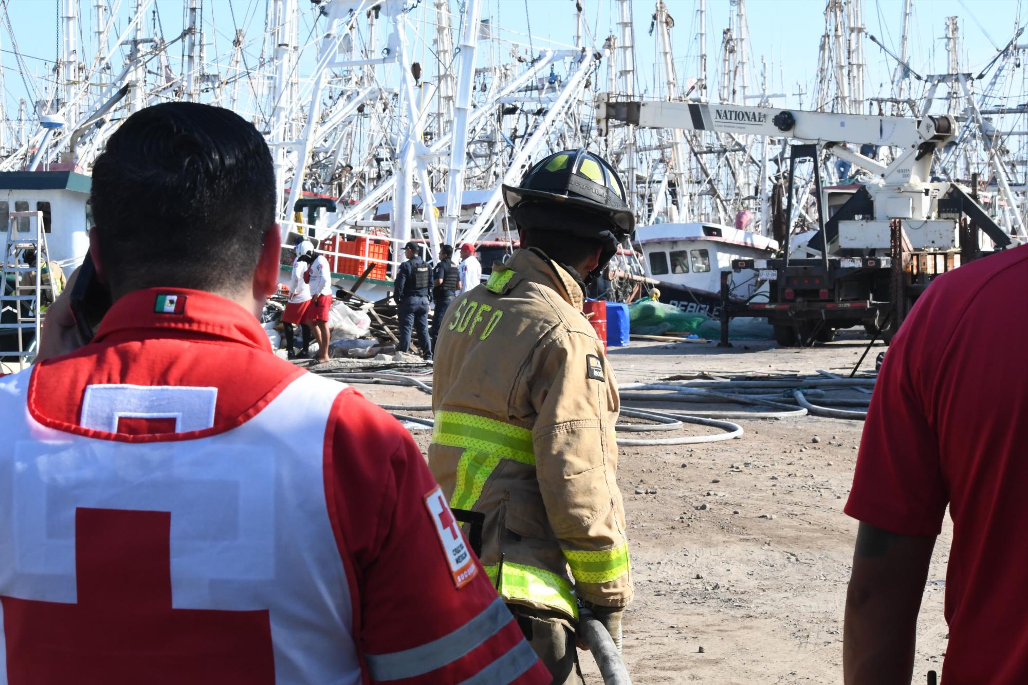 $!Explosión de tanque ocasiona incendio y hundimiento de un barco camaronero