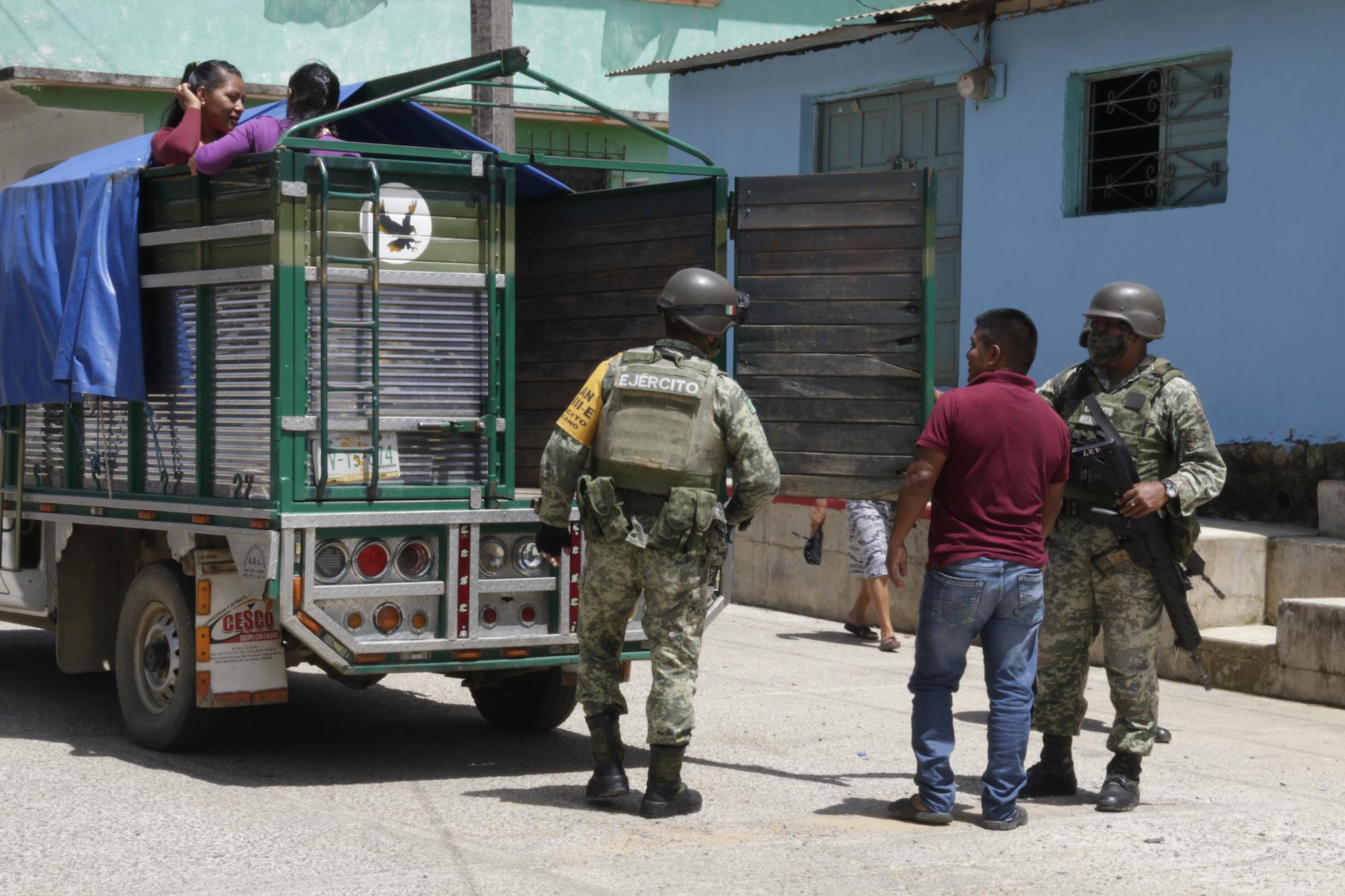 $!Militares instalaron retenes para revisar el trasporte público que utilizan las comunidades, luego de días de enfrentamientos armados en Pantelho, Chiapas, México, en junio de 2021.