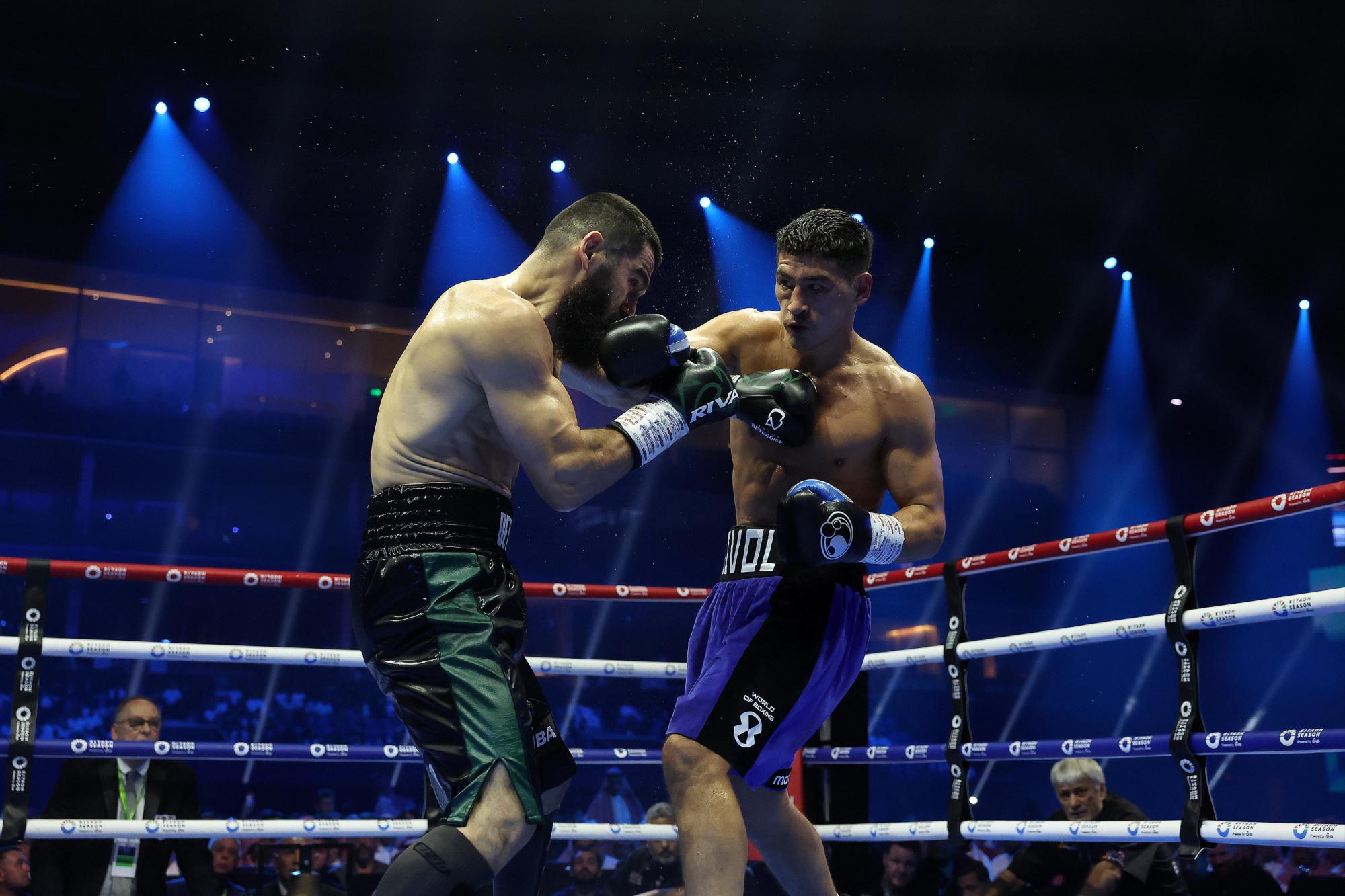 $!Beterbiev vence a Bivol y se corona Campeón Indisputado en 175 libras