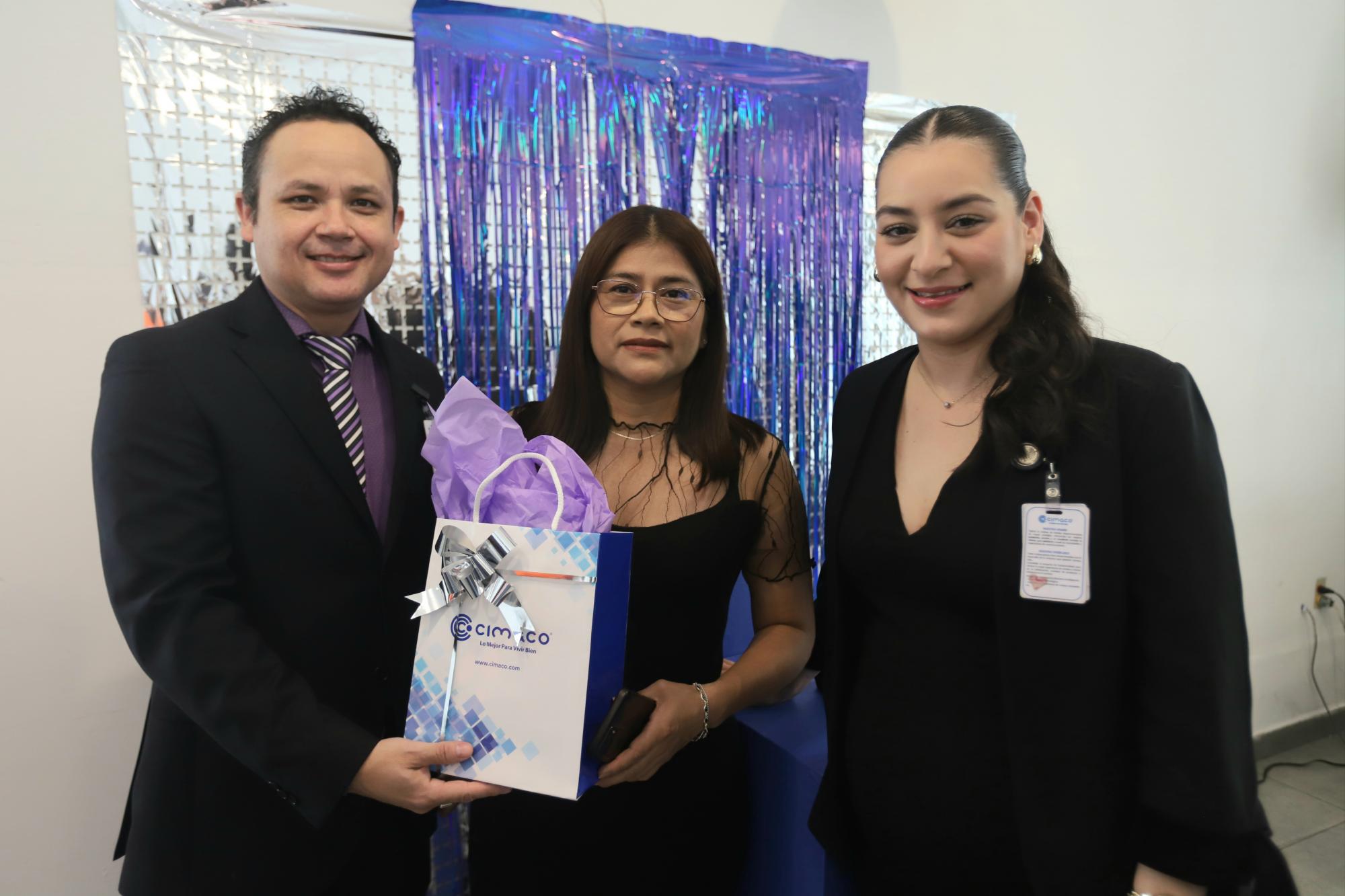 $!Maribel García recibió un obsequio al obtener el primer lugar en ventas.