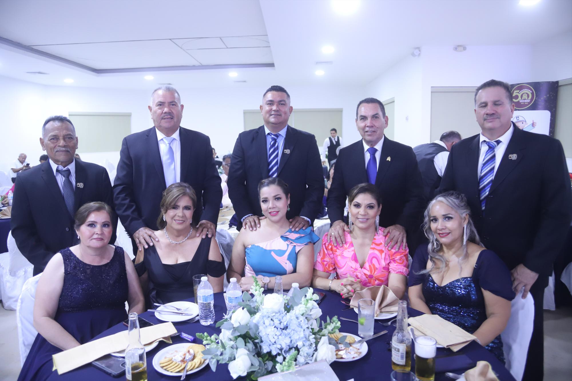 $!Celso Benítez, José María Velarde, Fabián Canizalez, Roberto Cabanillas, y Fausto Esquivel. Sentadas, Fernanda de la Herrán, Rosa María Rodríguez, Yamileth Vega, Susana Flores y Blanca Arias.