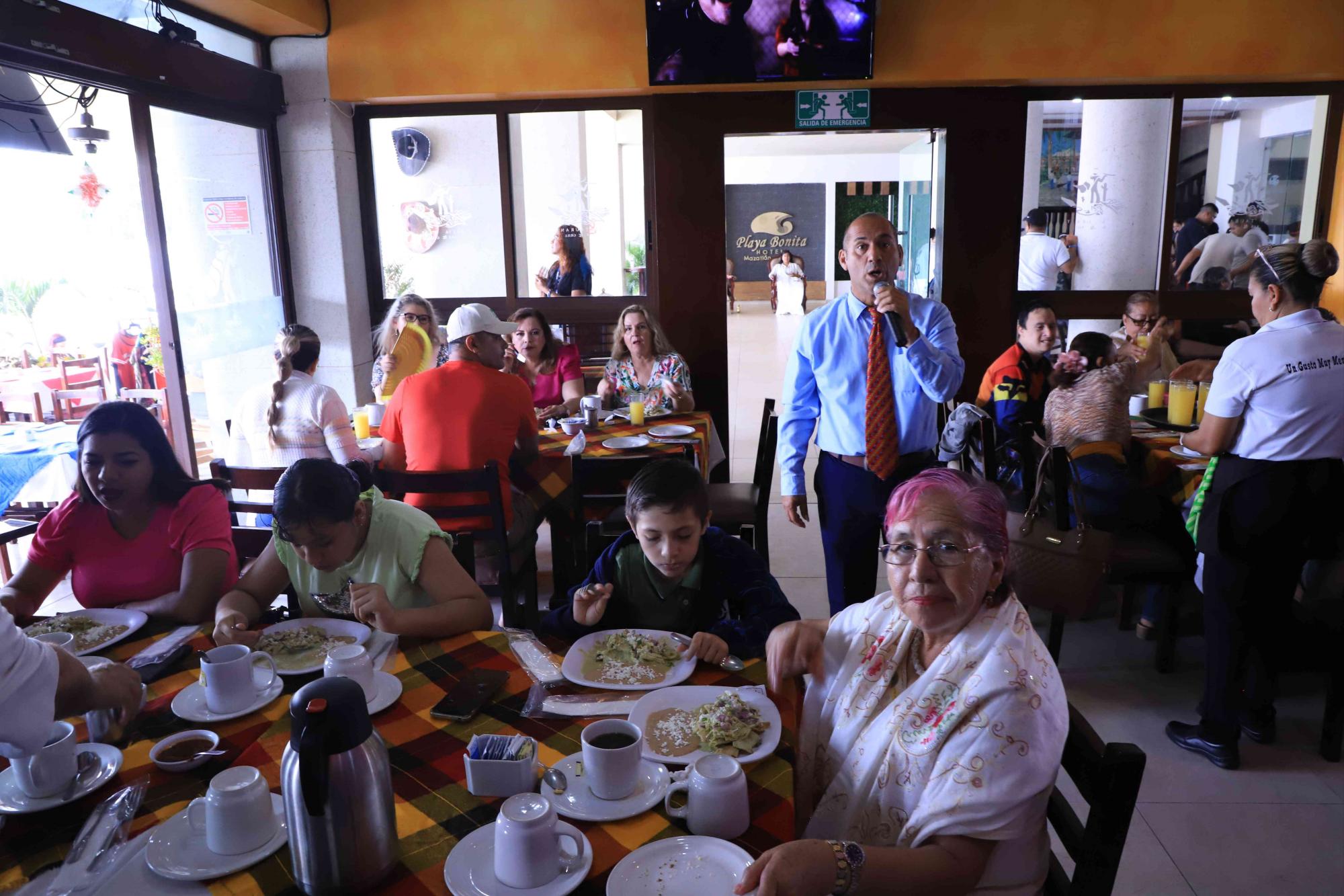 $!El cantante Mario Acosta ameniza el desayuno.