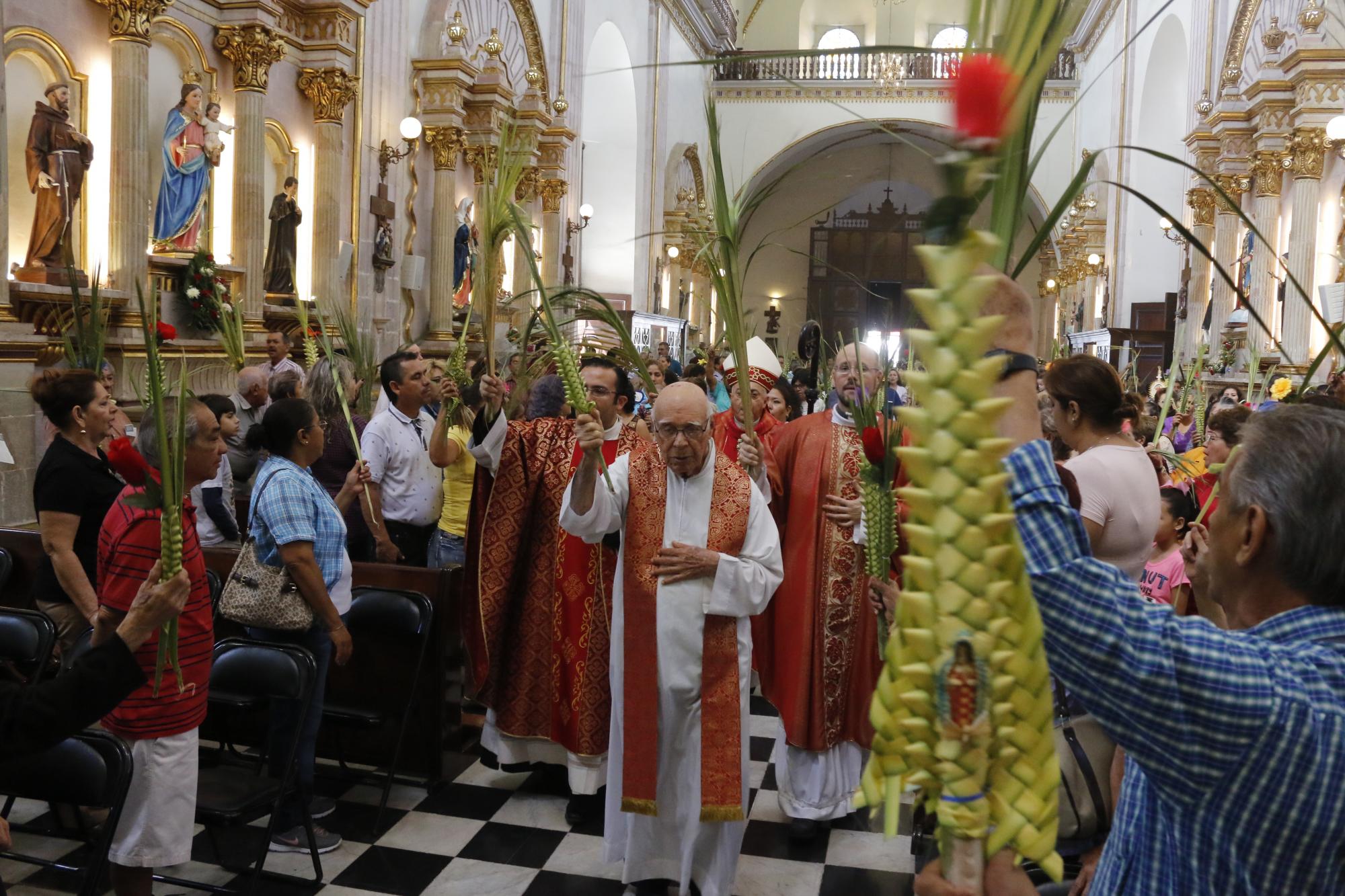 $!La procesión al ingresar al templo simboliza la entrada triunfal de Jesús a Jerusalén.