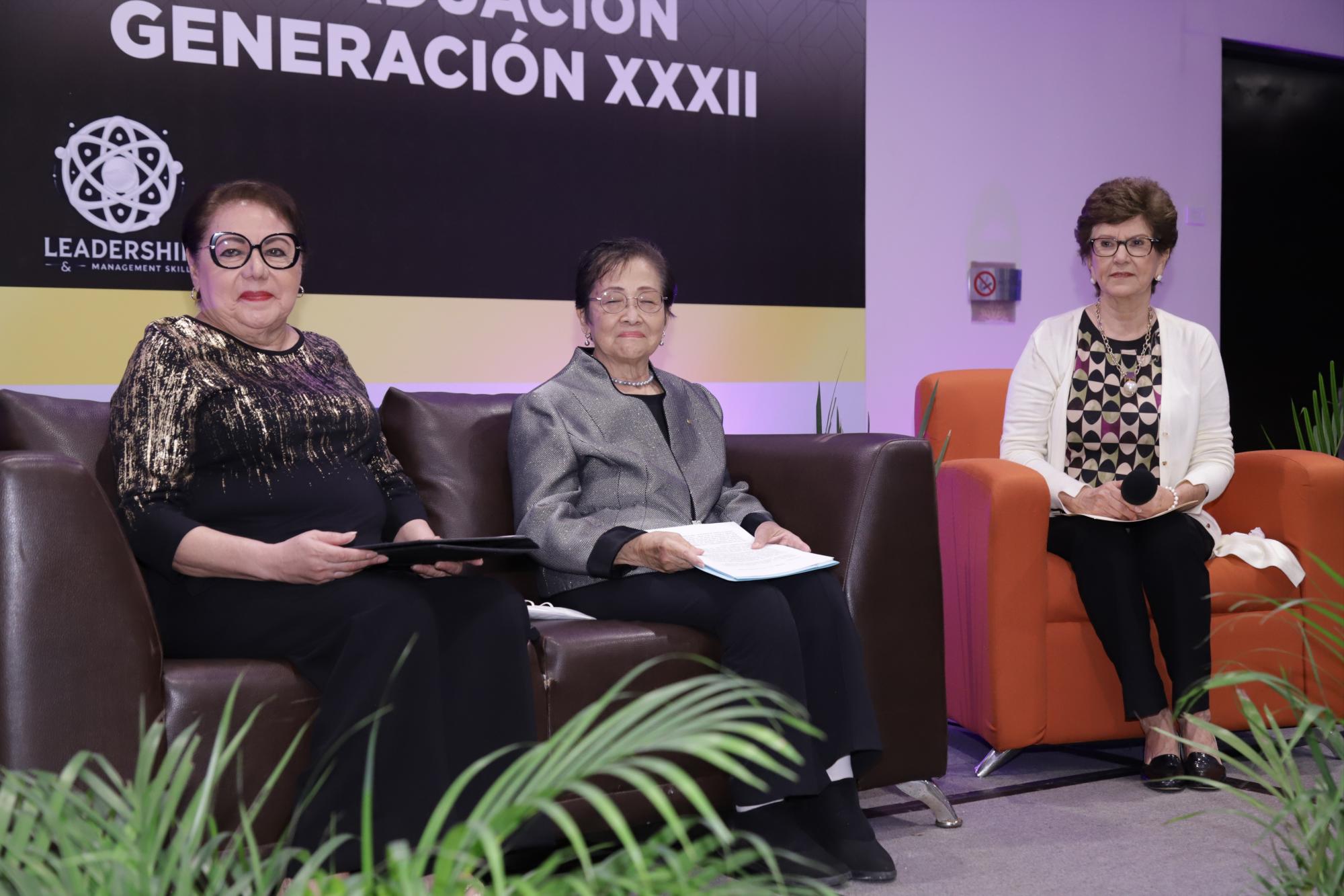 $!Esperanza junto a sus amigas Dora Alicia Sánchez y Lourdes Magallón presidió el panel donde habló un poco de su trayectoria cómo empresaria.