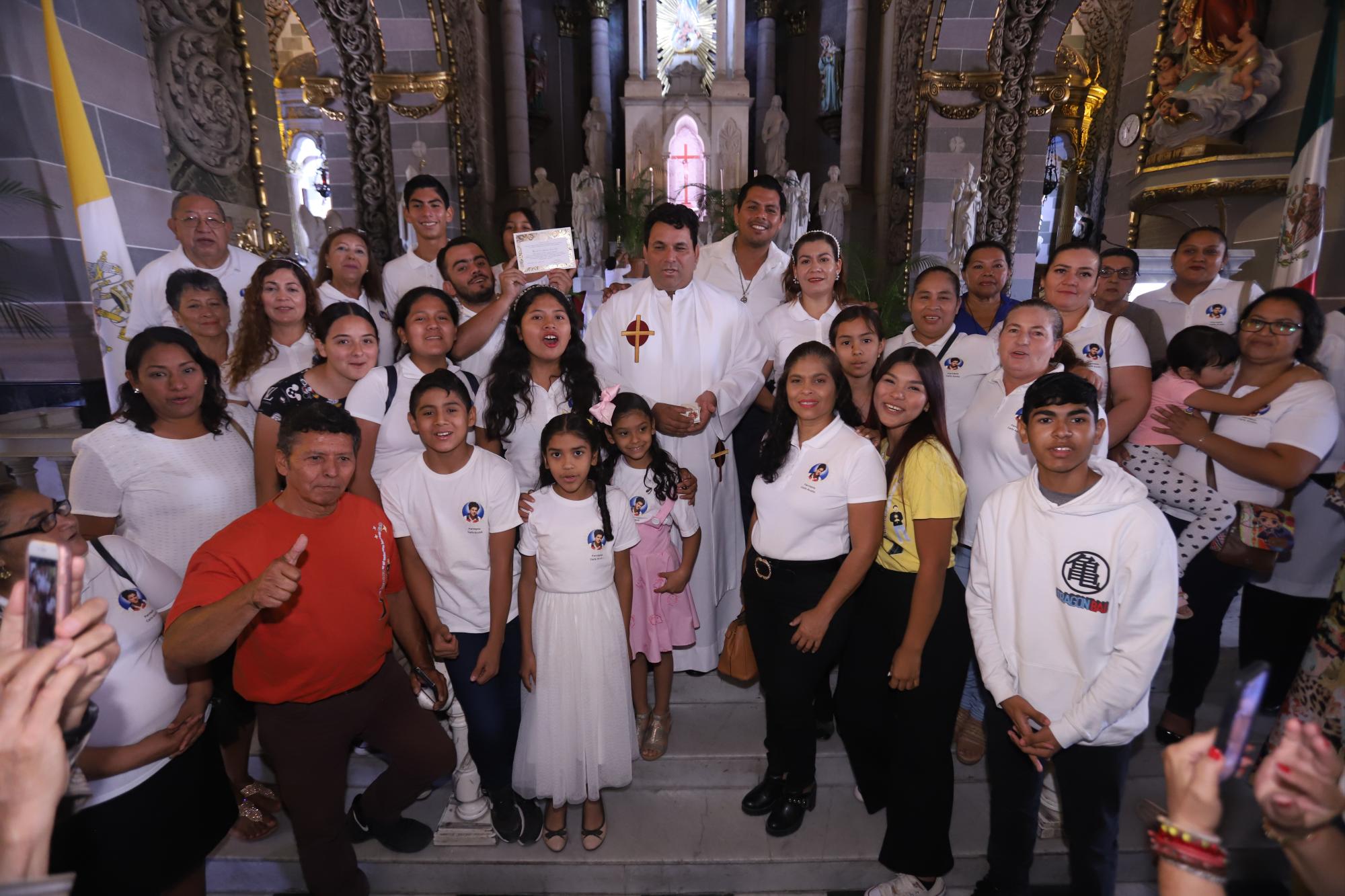 $!El Padre Noé Rocha, parroco de la nueva capilla Carlo Acutis, ubicada en el Fraccionamiento San Francisco, y feligreses de la comunidad, recibieron las reliquias del Santo que lleva el nombre el nuevo recinto religioso.