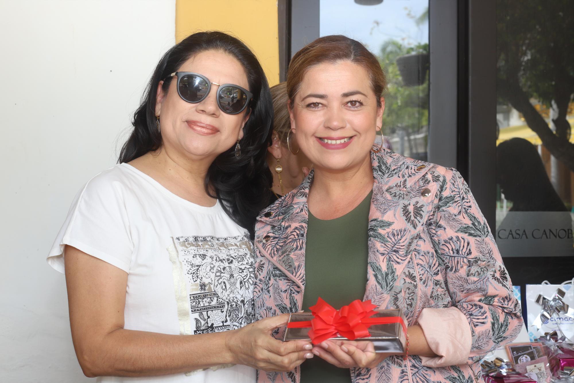 $!Guillermina García hace entrega de uno de los regalos a Karina Parente.