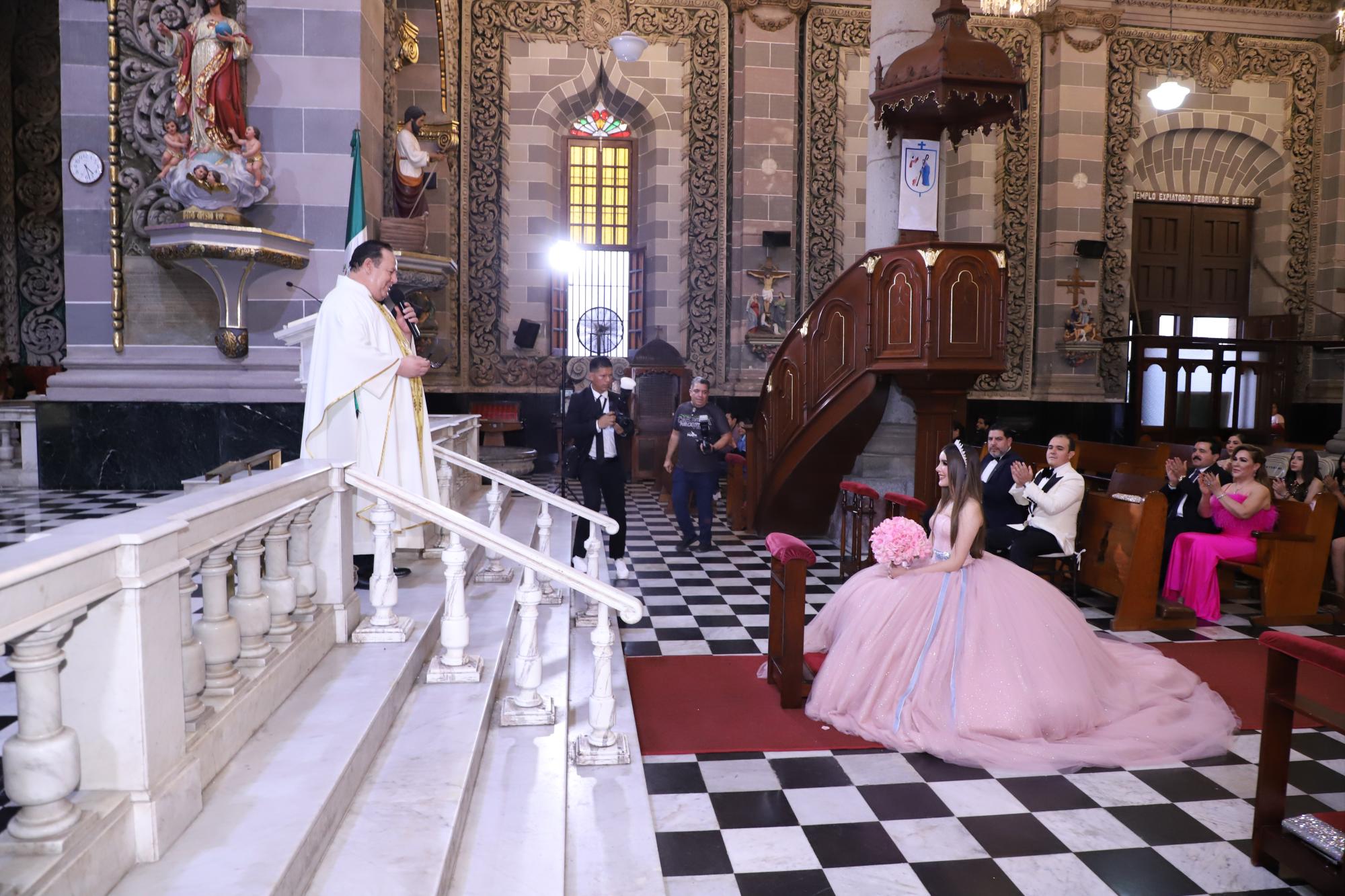 $!El Padre Heriberto Gastélum ofició la misa de la joven.