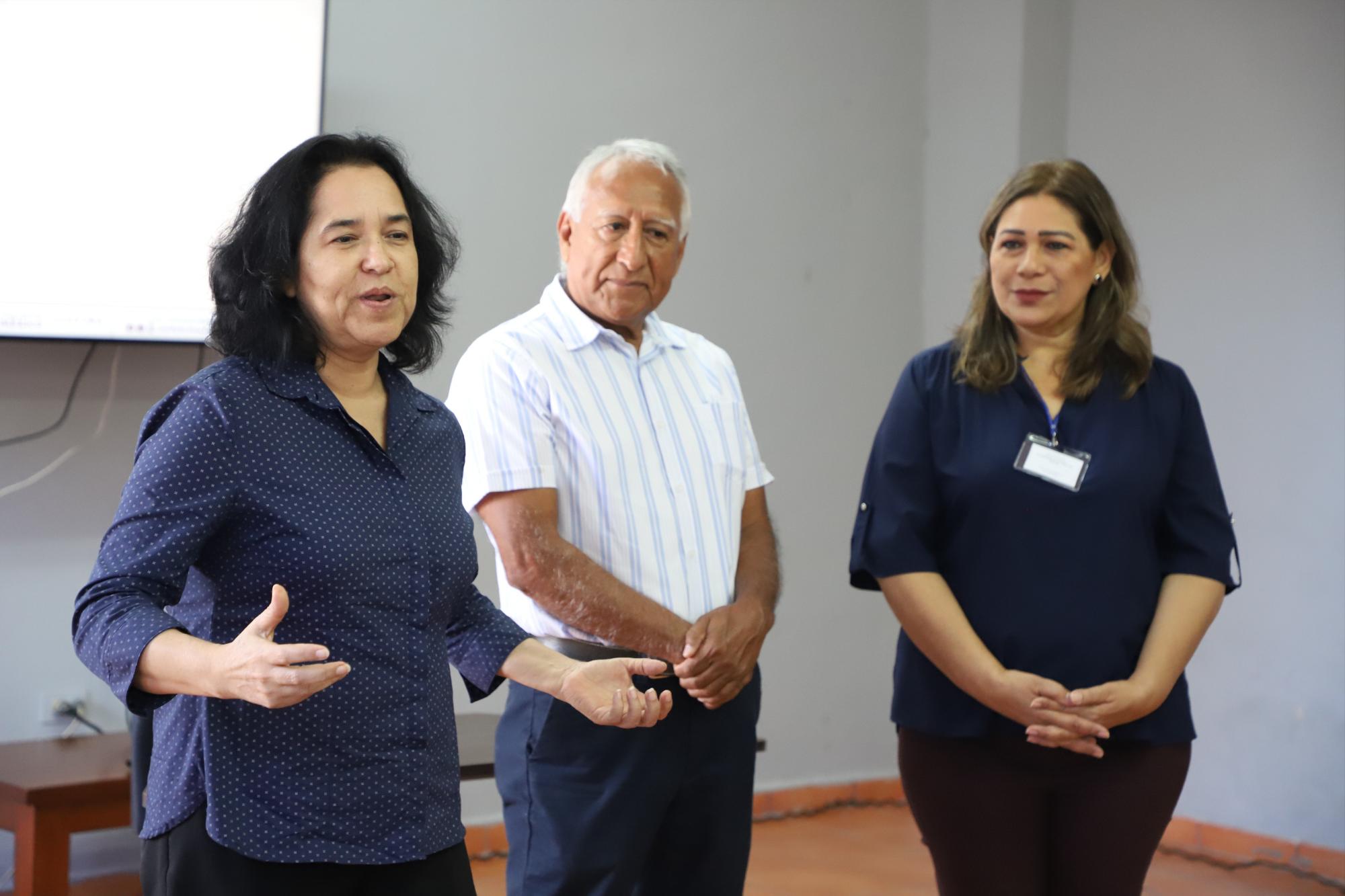 $!Ernestina Yépiz, Miguel Ángel Ramírez Jardines y Silvia Michel, en la ceremonia inaugural, dieron la bienvenida a 18 mujeres escritoras que participaron en el evento.