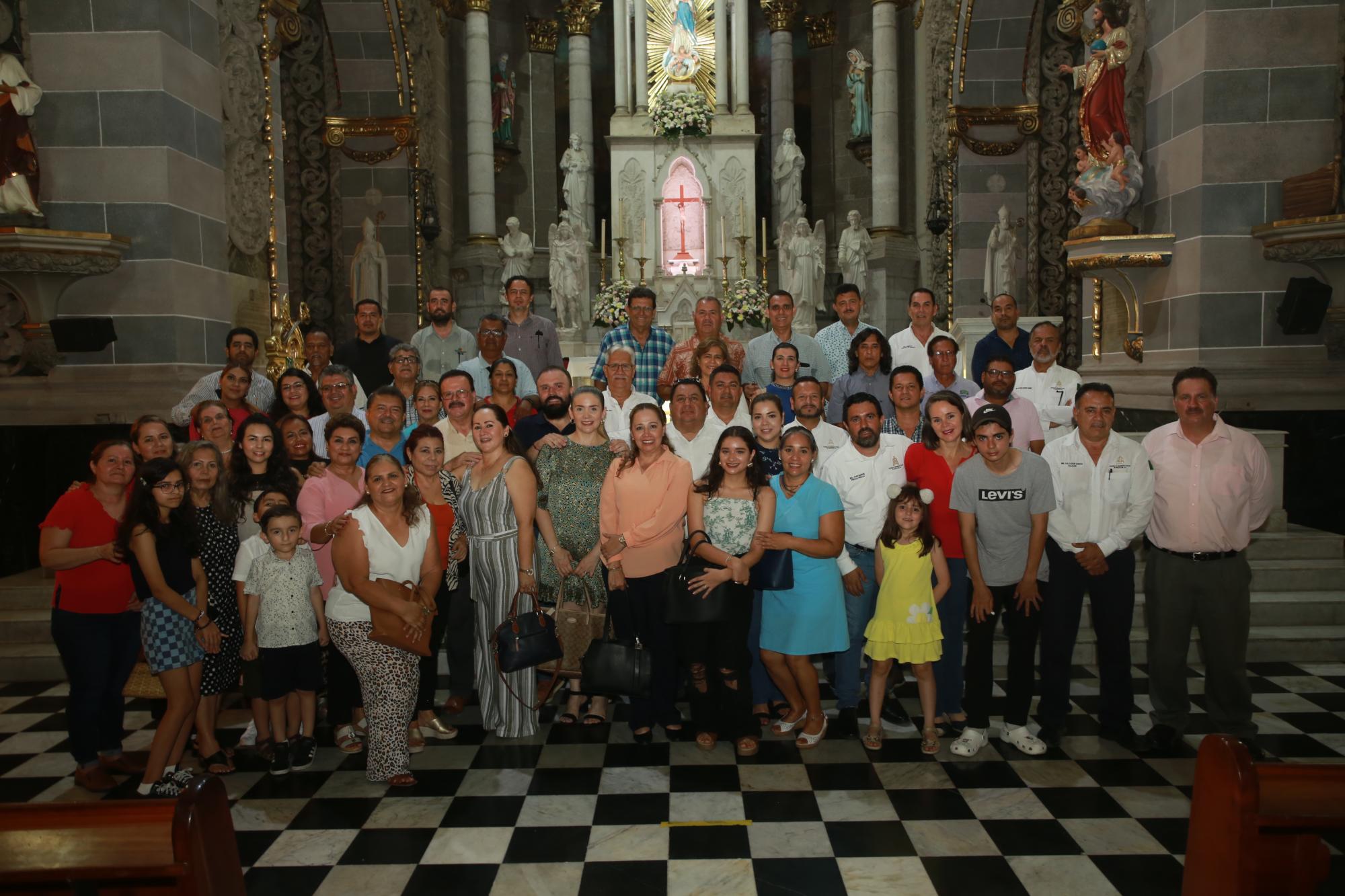 $!Al final los colegiados se tomaron la fotografía con sus familiares.