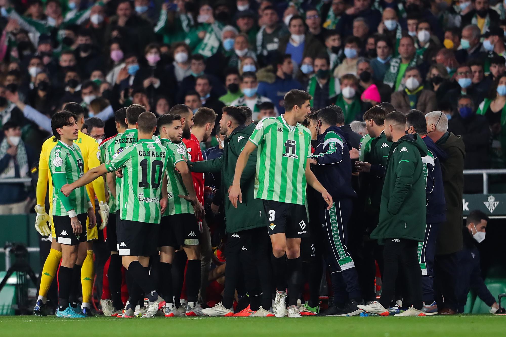 $!El Betis-Sevilla, de la Copa del Rey, es suspendido luego que un proyectil golpeara a un jugador