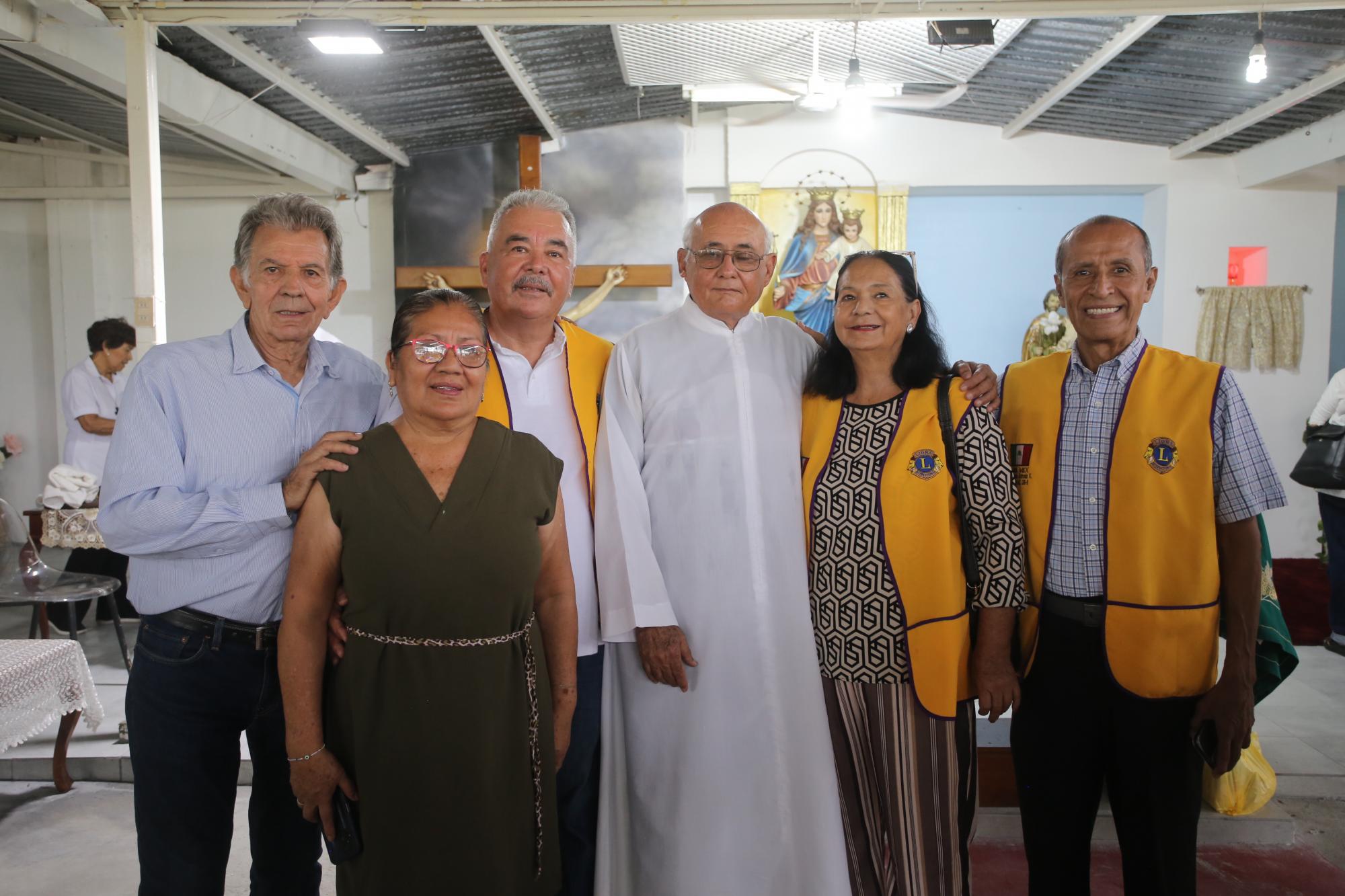 $!Arturo Martínez, María Elena Hernández, Wilevaldo Guardado, el Padre Amador, Teresita de Estrada y Francisco Estrada.