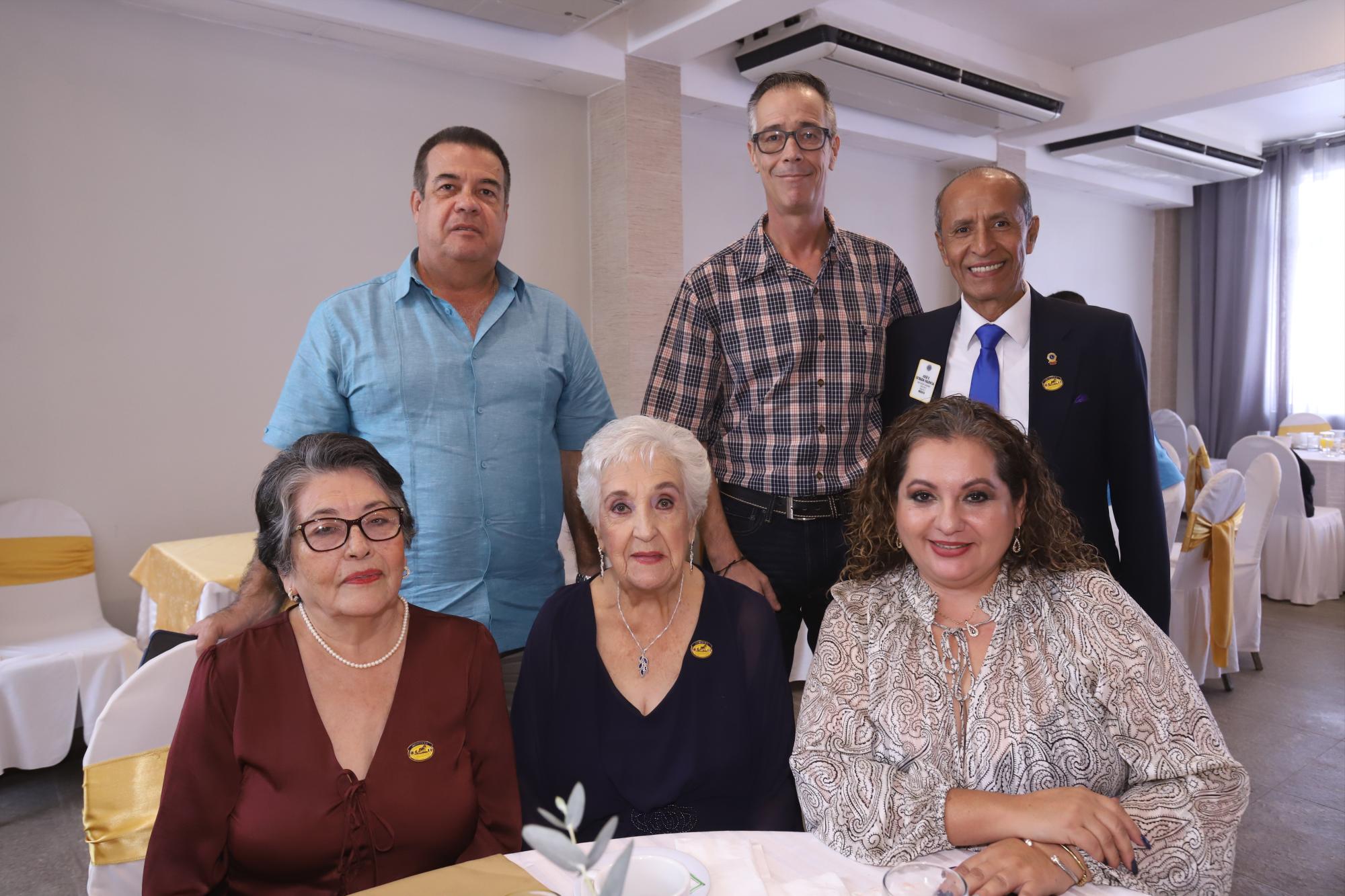 $!Mario Reyes, José Antonio Reyes Guerra y José Francisco Estrada. Sentadas, Rosa Rodríguez, Marina Guerra y Melania García.