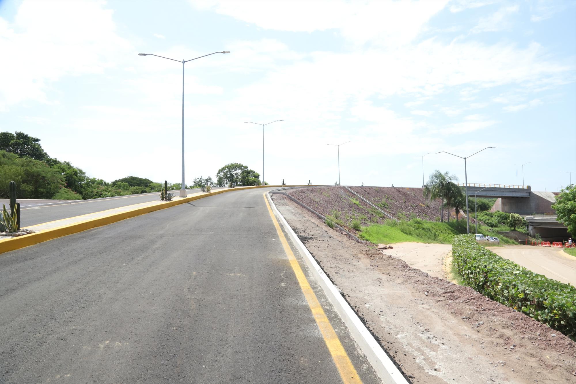 $!El puente vehicular exclusivo de Veredas es una realidad y cuenta con dos carriles de 4 metros de ancho cada uno, y conectará a todos los usuarios con los puntos más importantes del norte de la ciudad, además de que cruza sobre la Autopista del Pacífico Mazatlán-Culiacán.