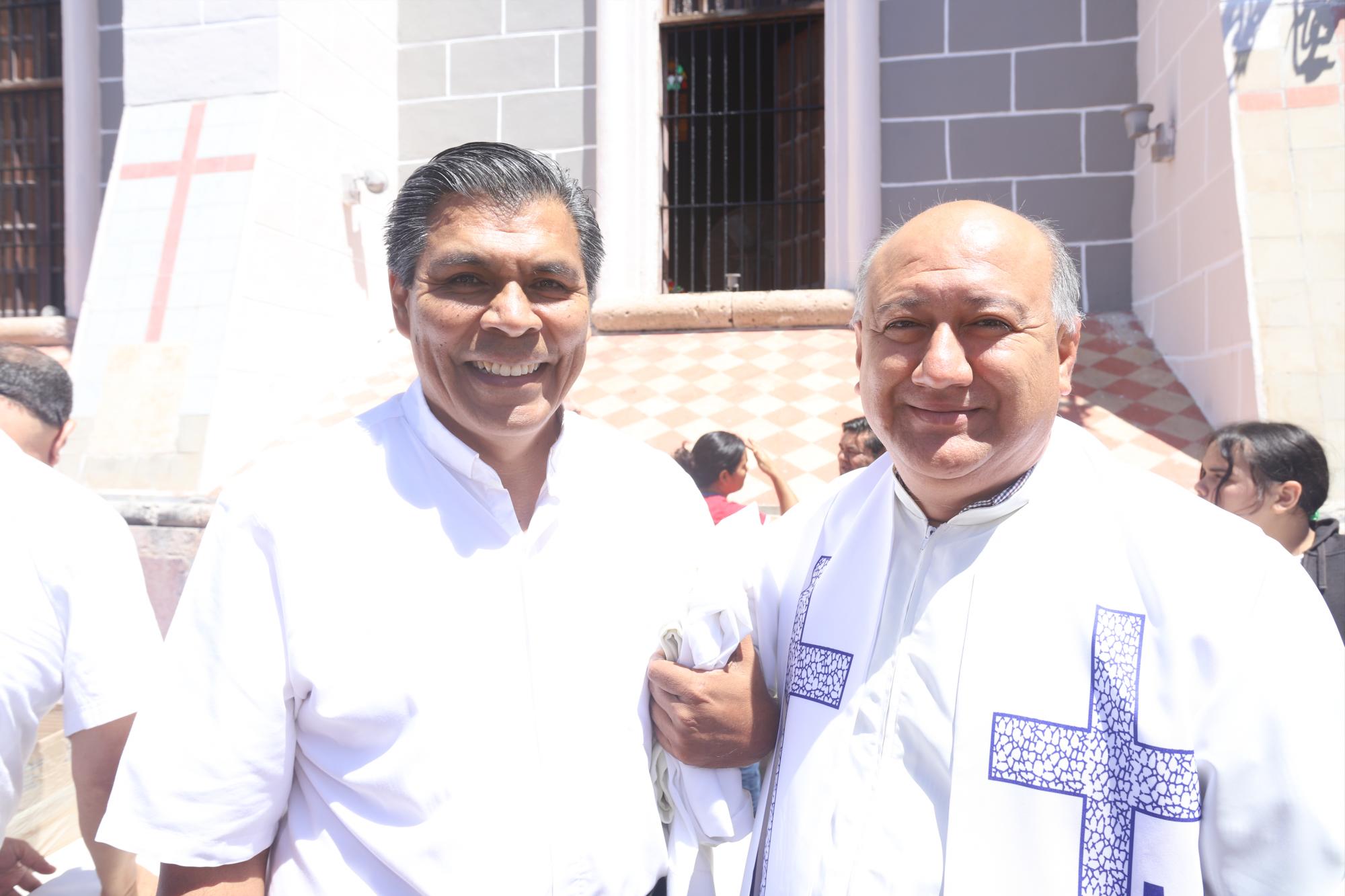 $!Los sacerdotes Martín Lovatos y Gamalier Morales.