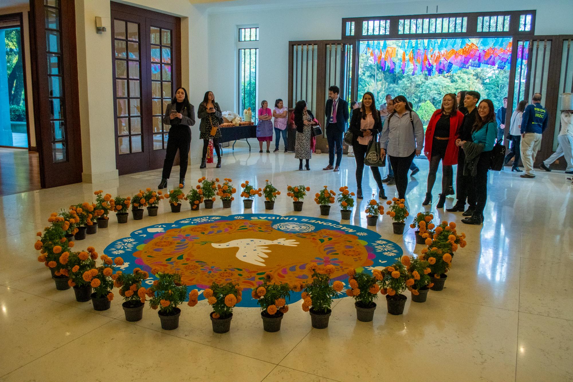 $!ONU se suma a la tradición popular mexicana con ofrendas por la vida y la paz