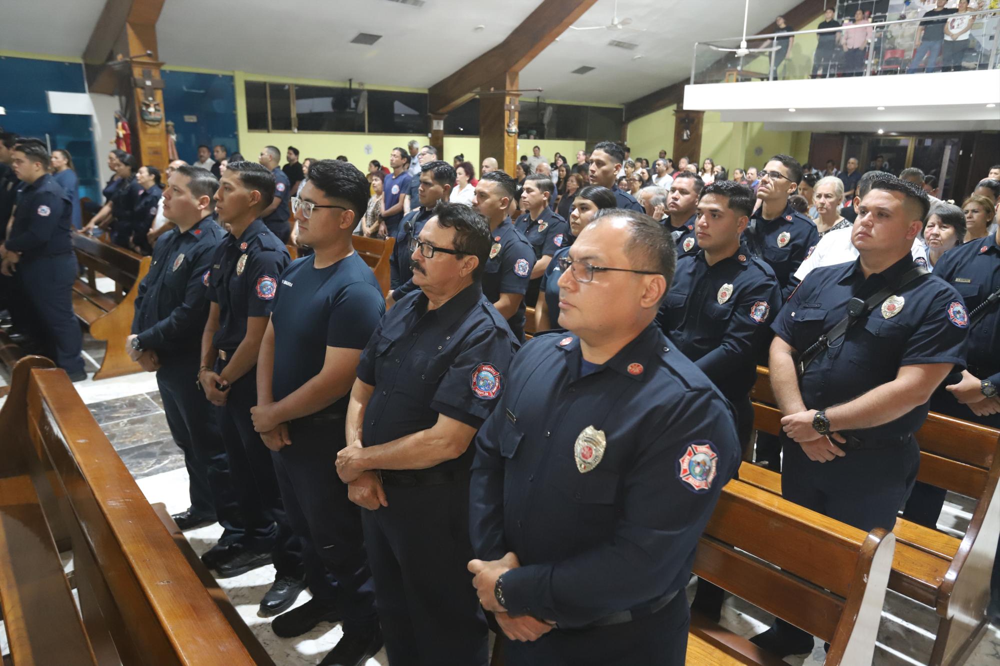 $!Bomberos de Mazatlán le dieron gracias a Dios por su profesión.