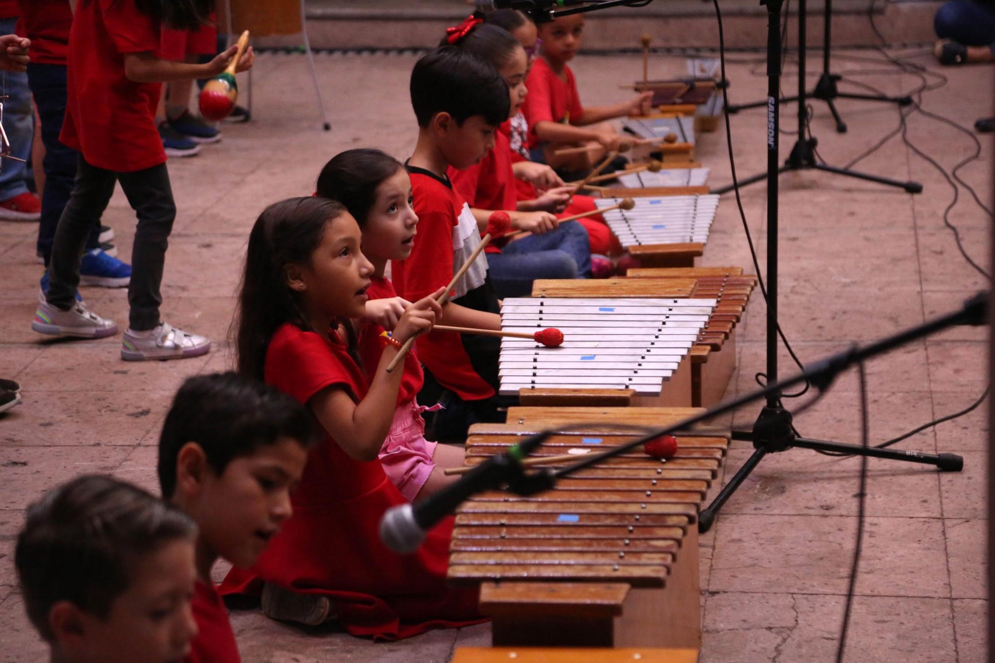 $!Los pequeños muestran sus habilidades con los instrumentos musicales.