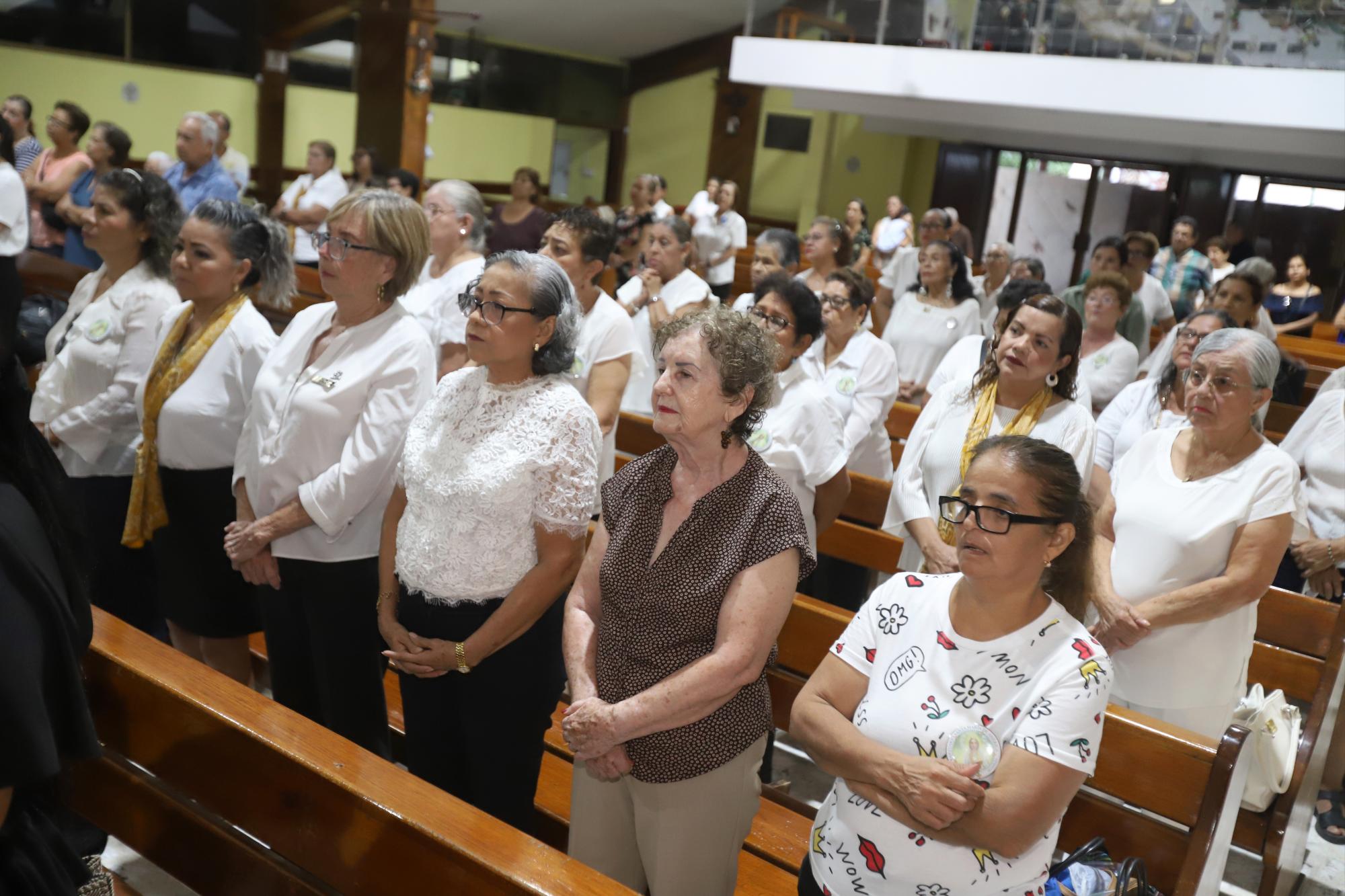 $!Las asistentes estuvieron muy atentas al mensaje que expresó el sacerdote en la misa.