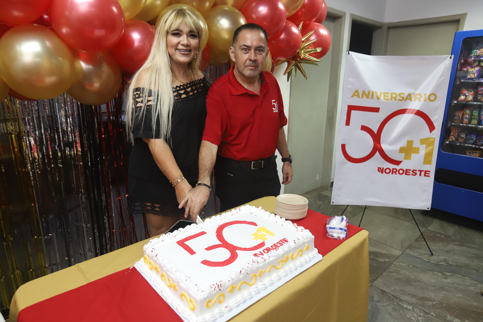 $!Eloisa Morales y Jesús Herrera, quienes este año cumplieron 35 años en Noroeste, fueron los encargados de realizar el corte del pastel.