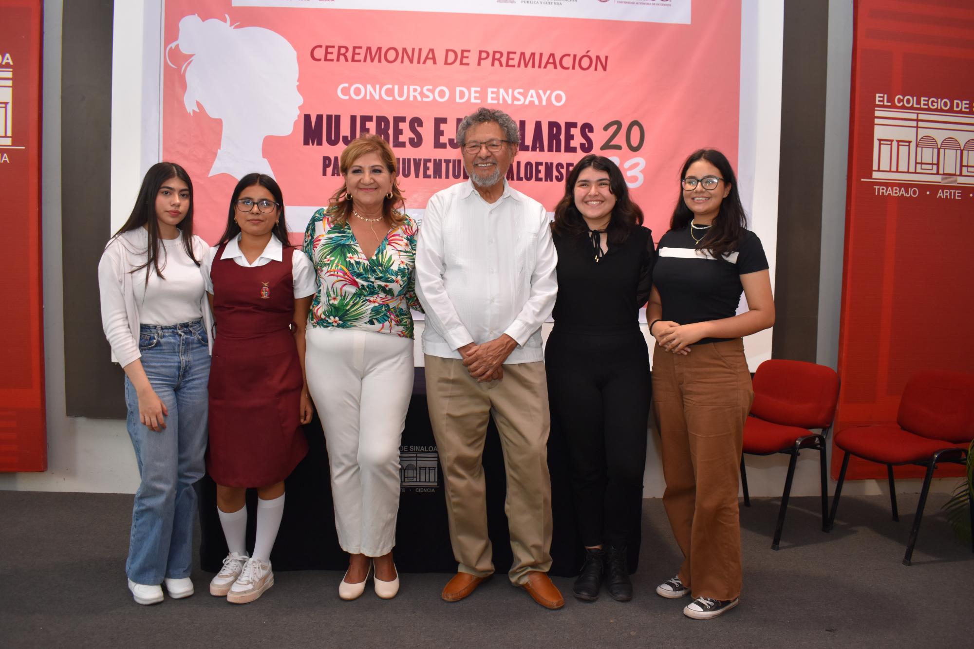 $!Reciben su distinción las jovencitas de la Categoría de 15 a 18 años de edad.